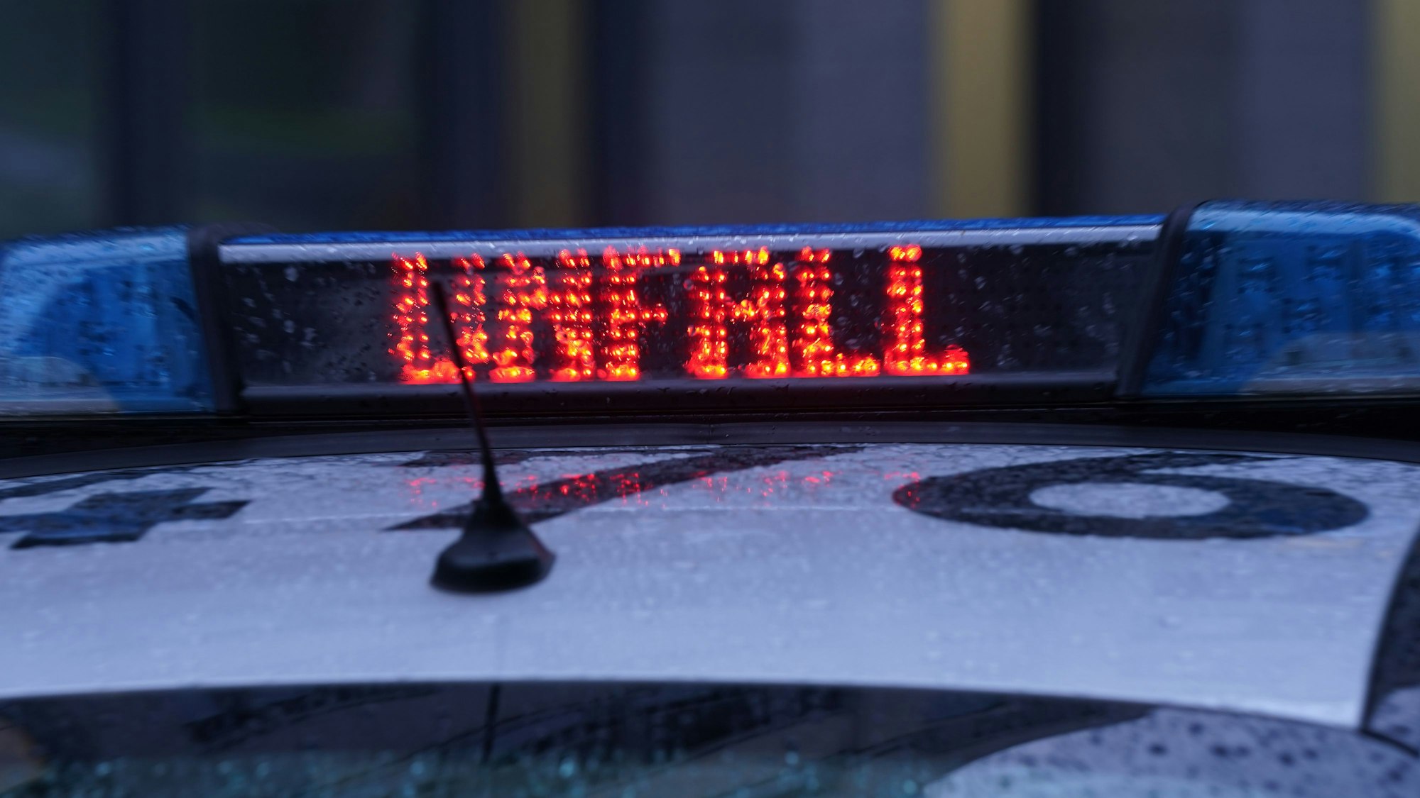 Das Foto zeigt die Lichtanlage eines Polizeiautos, auf der „Unfall“ steht.