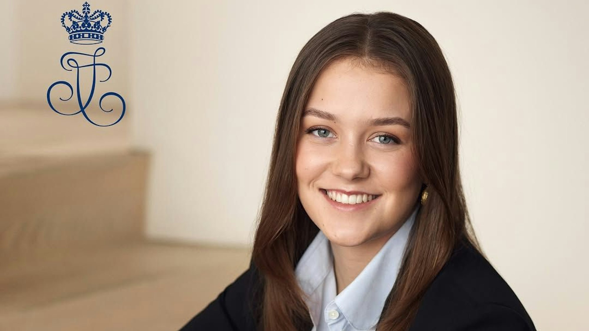 Prinzessin Isabella sitzt auf einer Treppe und lächelt.