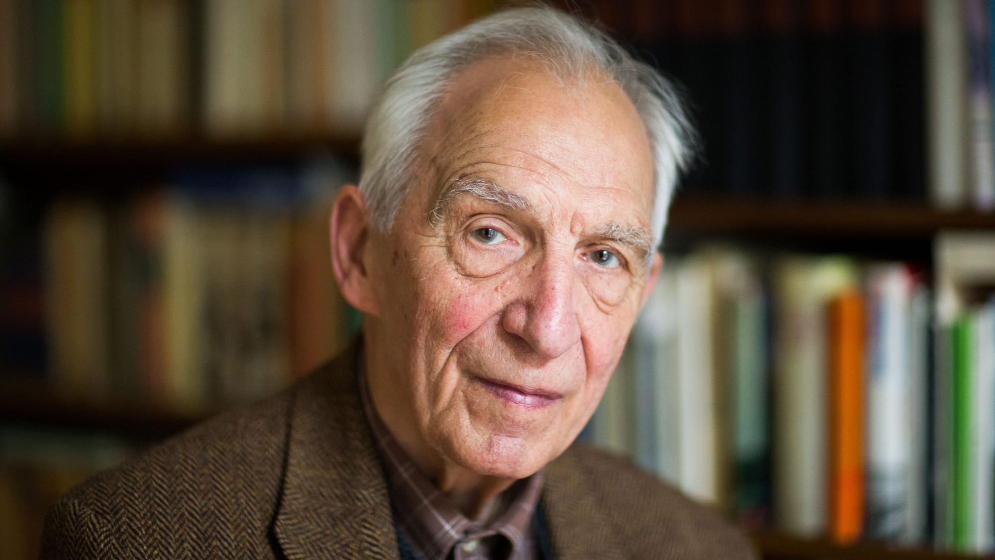 Porträt des Schriftstellers Dieter Wellershoff vor einer Bücherwand