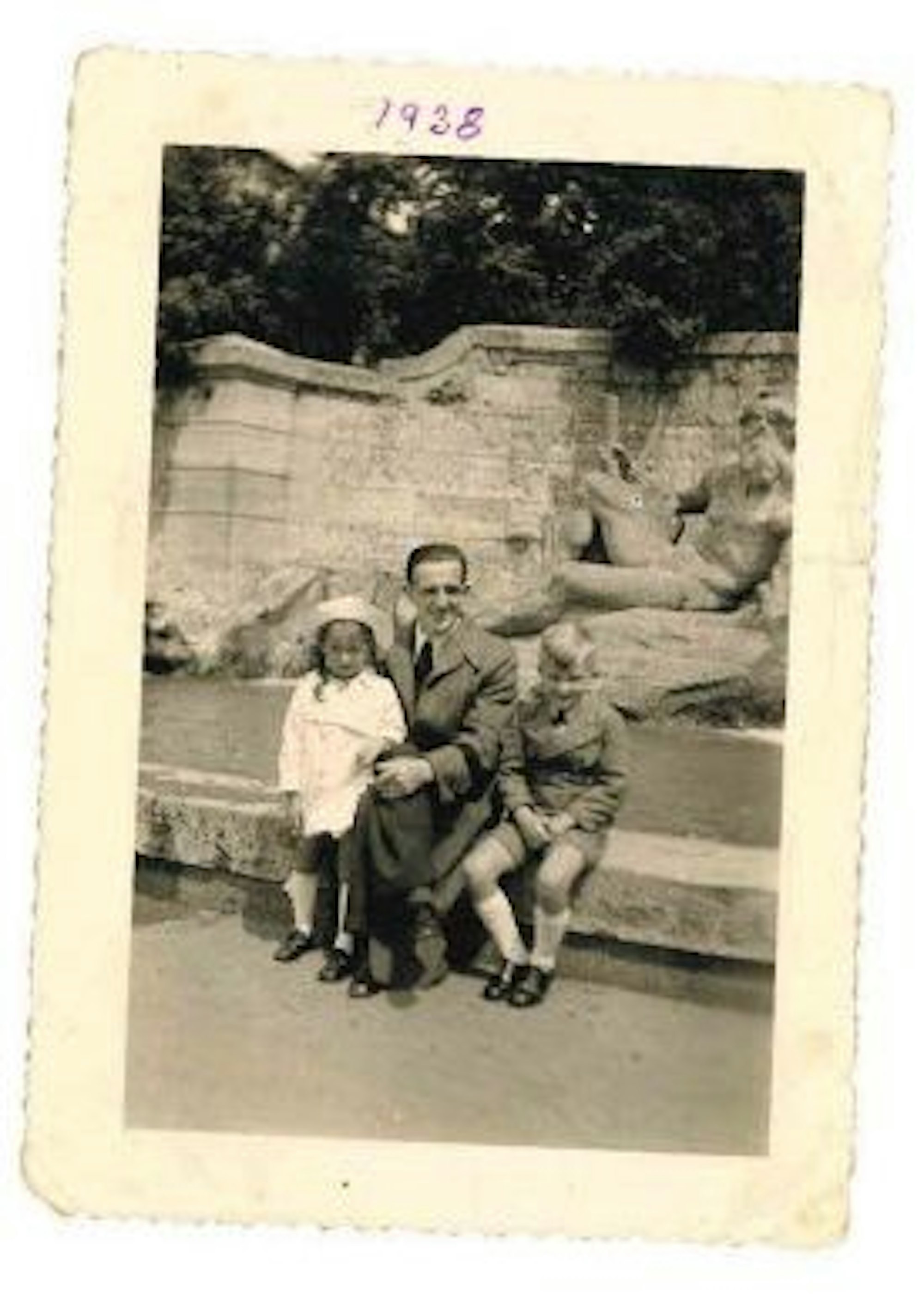 Die fünfjährige Margot Christine Melchiors 1938 mit ihrem Vater und ihrem Bruder am Vater-Rhein-Brunnen.