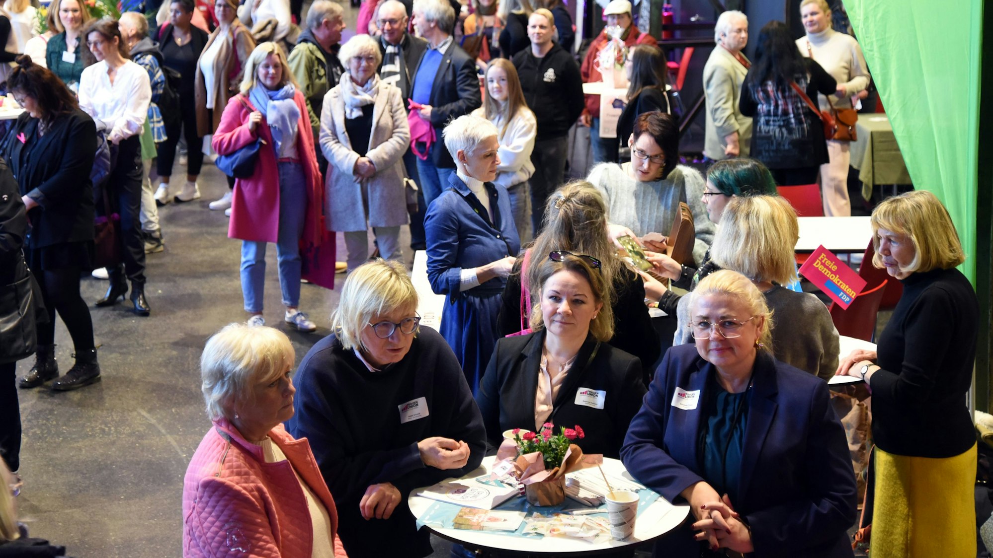 Szene vom Frauentag Oberberg in der Halle 32.