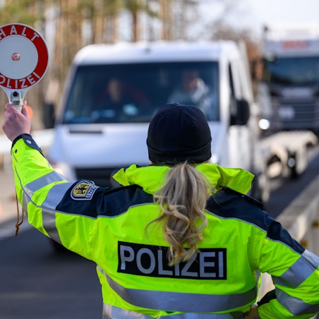 04.03.2025, Brandenburg, Forst: Eine Beamtin der Bundespolizei stoppt bei der Eireisekontrolle am deutsch-polnischen Autobahngrenzübergang A15 bei Forst ein Fahrzeug. Migration war im Wahlkampf ein Hauptstreitthema zwischen Union und SPD. Jetzt kommt es in den Sondierungsgesprächen auf den Tisch. (zu dpa "Klingbeil zieht rote Linie beim Thema Migration") Foto: Patrick Pleul/dpa +++ dpa-Bildfunk +++