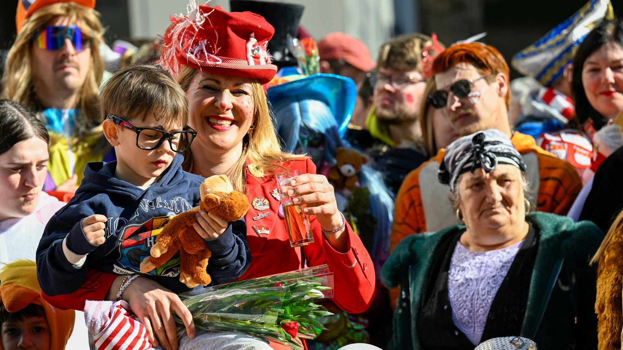 Der Rosenmontagszug zieht durch die Severinstraße. Die Jecken feiern am Rosenmontag den Karneval bei bestem Wetter und schönstem Sonnenschein. Foto: Uwe Weiser