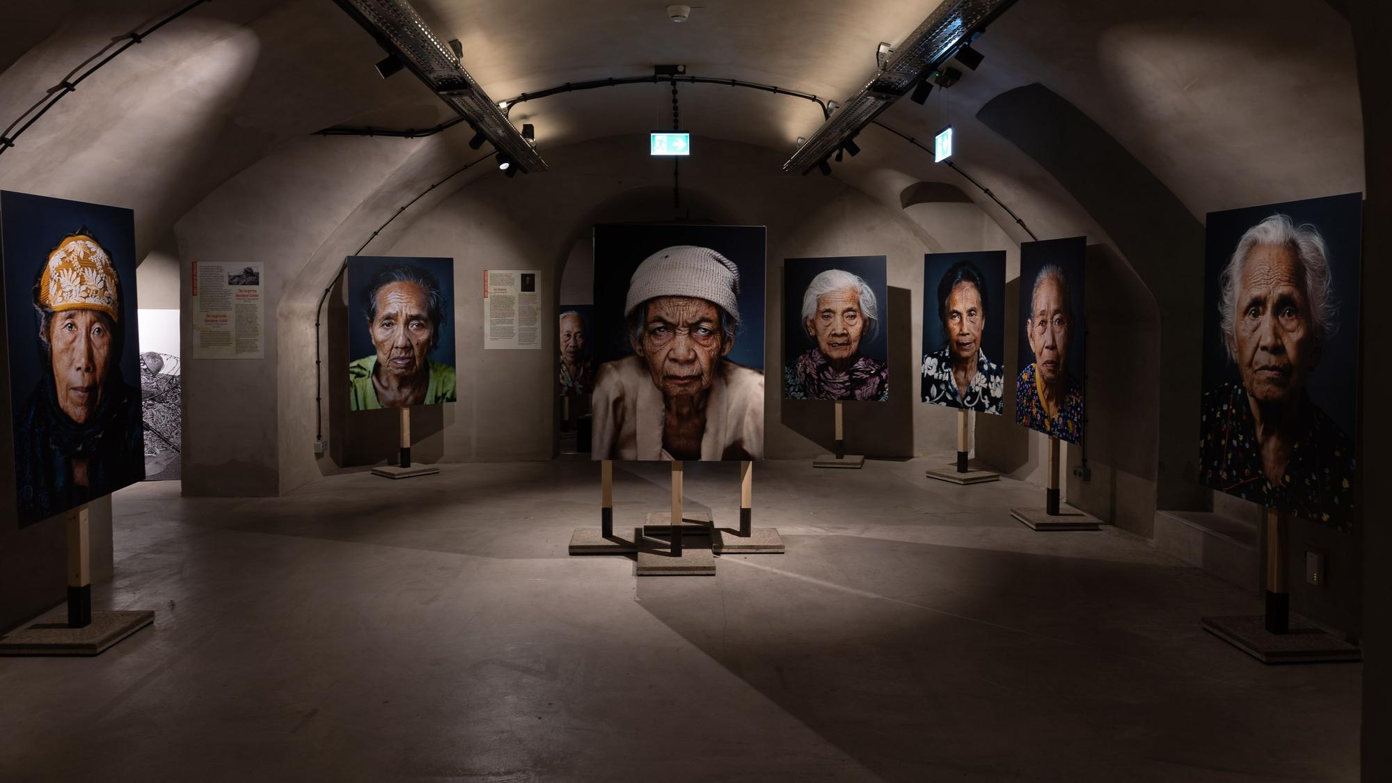 Die Reihe „Comfort Women“ des niederländischen Fotografen Jan Banning findet sich im Gewölbe des NS-Dok.