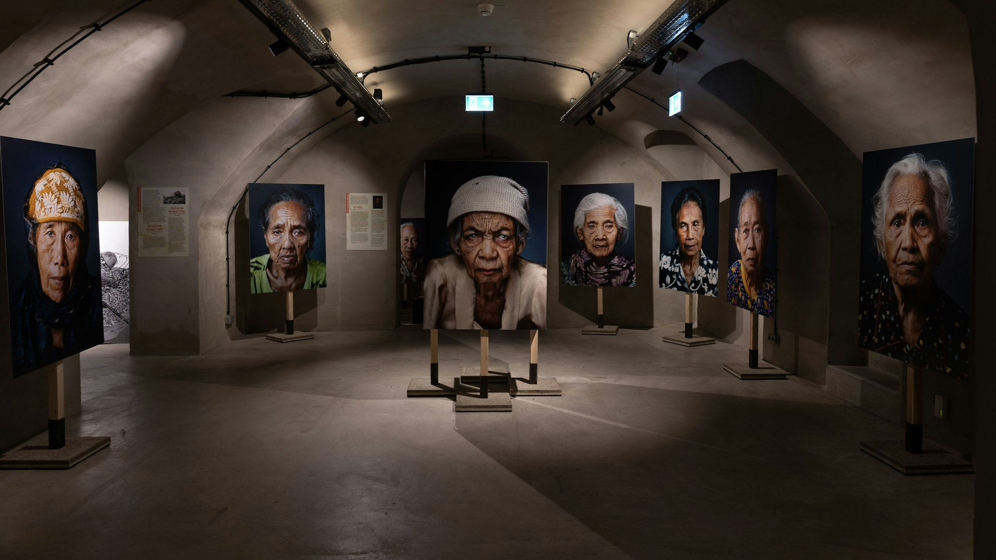 Die Reihe „Comfort Women“ des niederländischen Fotografen Jan Banning findet sich im Gewölbe des NS-Dok.