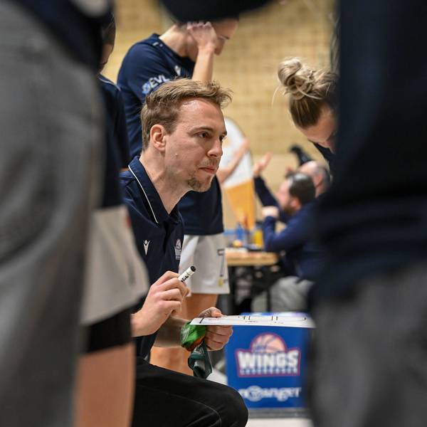 1. Damen Basketball Bundesliga: Orthomol WINGS Leverkusen vs. TK Hannover Luchse, 23.02.2025 Patrick Reusch Trainer Orthomol WINGS Leverkusen, 1. Damen Basketball Bundesliga: Orthomol WINGS Leverkusen vs. TK Hannover Luchse am 23.02.2025 in der Sporthalle Werner-Heisenberg-Gymnasium in Opladen Nordrhein-Westfalen *** 1 Womens Basketball Bundesliga Orthomol WINGS Leverkusen vs TK Hannover Luchse, 23 02 2025 Patrick Reusch Coach Orthomol WINGS Leverkusen , 1 Womens Basketball Bundesliga Orthomol WINGS Leverkusen vs TK Hannover Luchse on 23 02 2025 at the Sporthalle Werner Heisenberg Gymnasium in Opladen Nordrhein Westfalen Copyright: xBEAUTIFULxSPORTS/Mueller-Laschetx