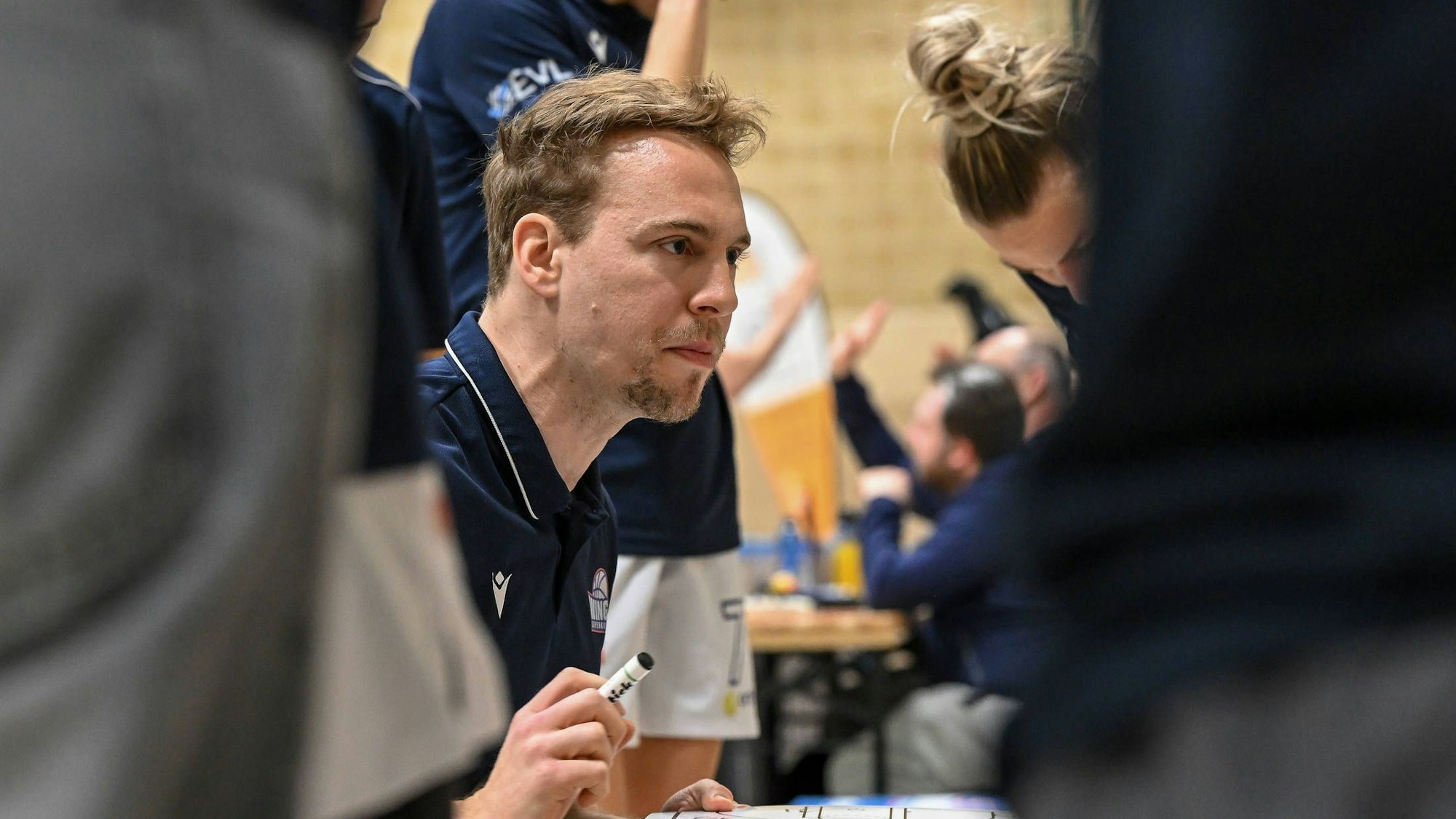 1. Damen Basketball Bundesliga: Orthomol WINGS Leverkusen vs. TK Hannover Luchse, 23.02.2025 Patrick Reusch Trainer Orthomol WINGS Leverkusen, 1. Damen Basketball Bundesliga: Orthomol WINGS Leverkusen vs. TK Hannover Luchse am 23.02.2025 in der Sporthalle Werner-Heisenberg-Gymnasium in Opladen Nordrhein-Westfalen *** 1 Womens Basketball Bundesliga Orthomol WINGS Leverkusen vs TK Hannover Luchse, 23 02 2025 Patrick Reusch Coach Orthomol WINGS Leverkusen , 1 Womens Basketball Bundesliga Orthomol WINGS Leverkusen vs TK Hannover Luchse on 23 02 2025 at the Sporthalle Werner Heisenberg Gymnasium in Opladen Nordrhein Westfalen Copyright: xBEAUTIFULxSPORTS/Mueller-Laschetx