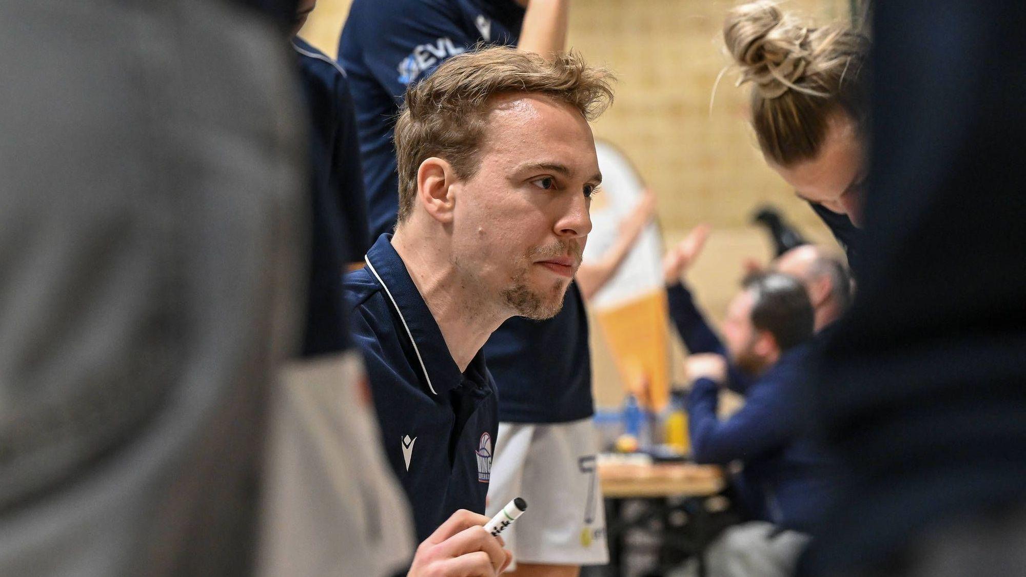 1. Damen Basketball Bundesliga: Orthomol WINGS Leverkusen vs. TK Hannover Luchse, 23.02.2025 Patrick Reusch Trainer Orthomol WINGS Leverkusen, 1. Damen Basketball Bundesliga: Orthomol WINGS Leverkusen vs. TK Hannover Luchse am 23.02.2025 in der Sporthalle Werner-Heisenberg-Gymnasium in Opladen Nordrhein-Westfalen *** 1 Womens Basketball Bundesliga Orthomol WINGS Leverkusen vs TK Hannover Luchse, 23 02 2025 Patrick Reusch Coach Orthomol WINGS Leverkusen , 1 Womens Basketball Bundesliga Orthomol WINGS Leverkusen vs TK Hannover Luchse on 23 02 2025 at the Sporthalle Werner Heisenberg Gymnasium in Opladen Nordrhein Westfalen Copyright: xBEAUTIFULxSPORTS/Mueller-Laschetx