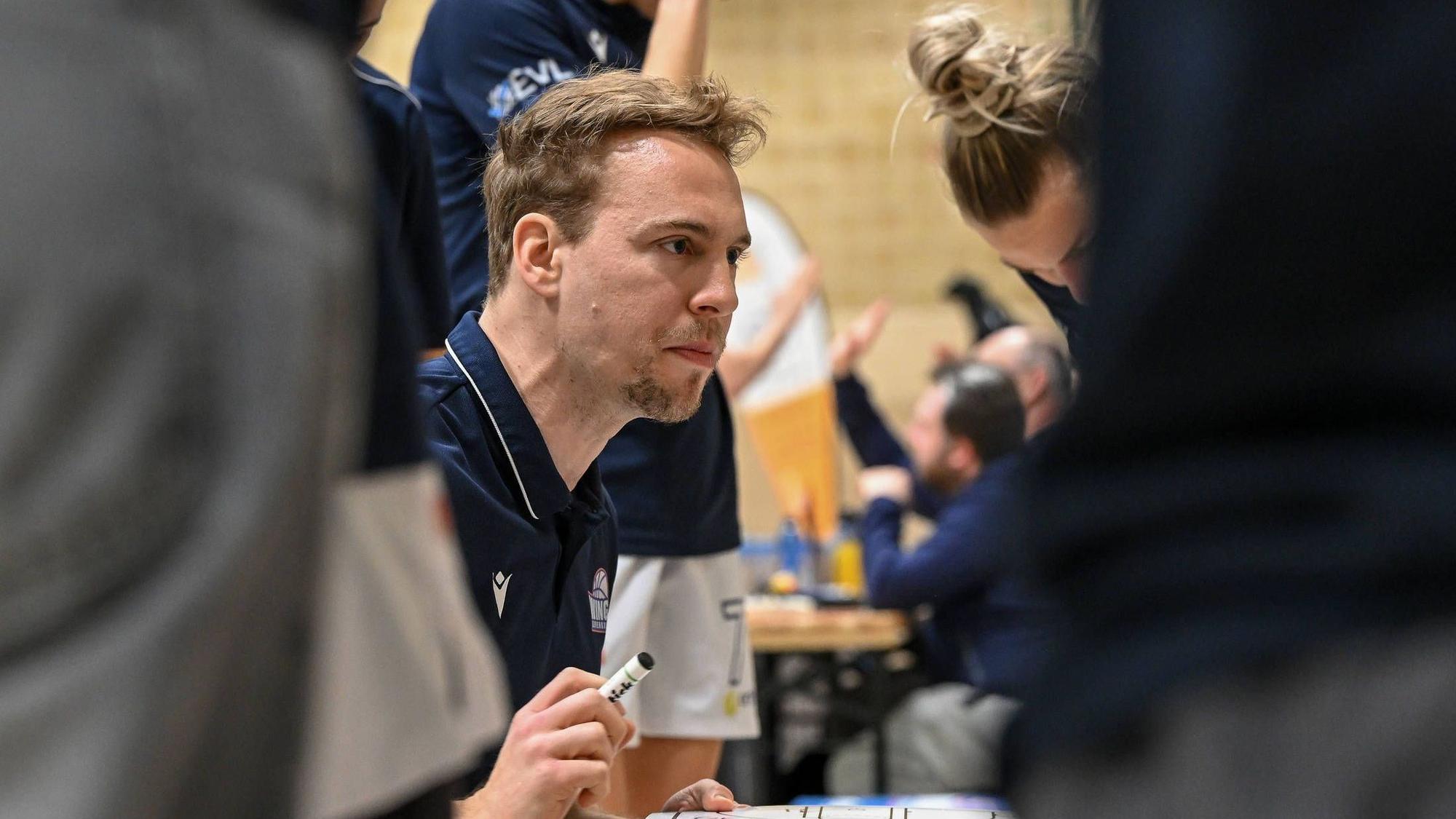 1. Damen Basketball Bundesliga: Orthomol WINGS Leverkusen vs. TK Hannover Luchse, 23.02.2025 Patrick Reusch Trainer Orthomol WINGS Leverkusen, 1. Damen Basketball Bundesliga: Orthomol WINGS Leverkusen vs. TK Hannover Luchse am 23.02.2025 in der Sporthalle Werner-Heisenberg-Gymnasium in Opladen Nordrhein-Westfalen *** 1 Womens Basketball Bundesliga Orthomol WINGS Leverkusen vs TK Hannover Luchse, 23 02 2025 Patrick Reusch Coach Orthomol WINGS Leverkusen , 1 Womens Basketball Bundesliga Orthomol WINGS Leverkusen vs TK Hannover Luchse on 23 02 2025 at the Sporthalle Werner Heisenberg Gymnasium in Opladen Nordrhein Westfalen Copyright: xBEAUTIFULxSPORTS/Mueller-Laschetx