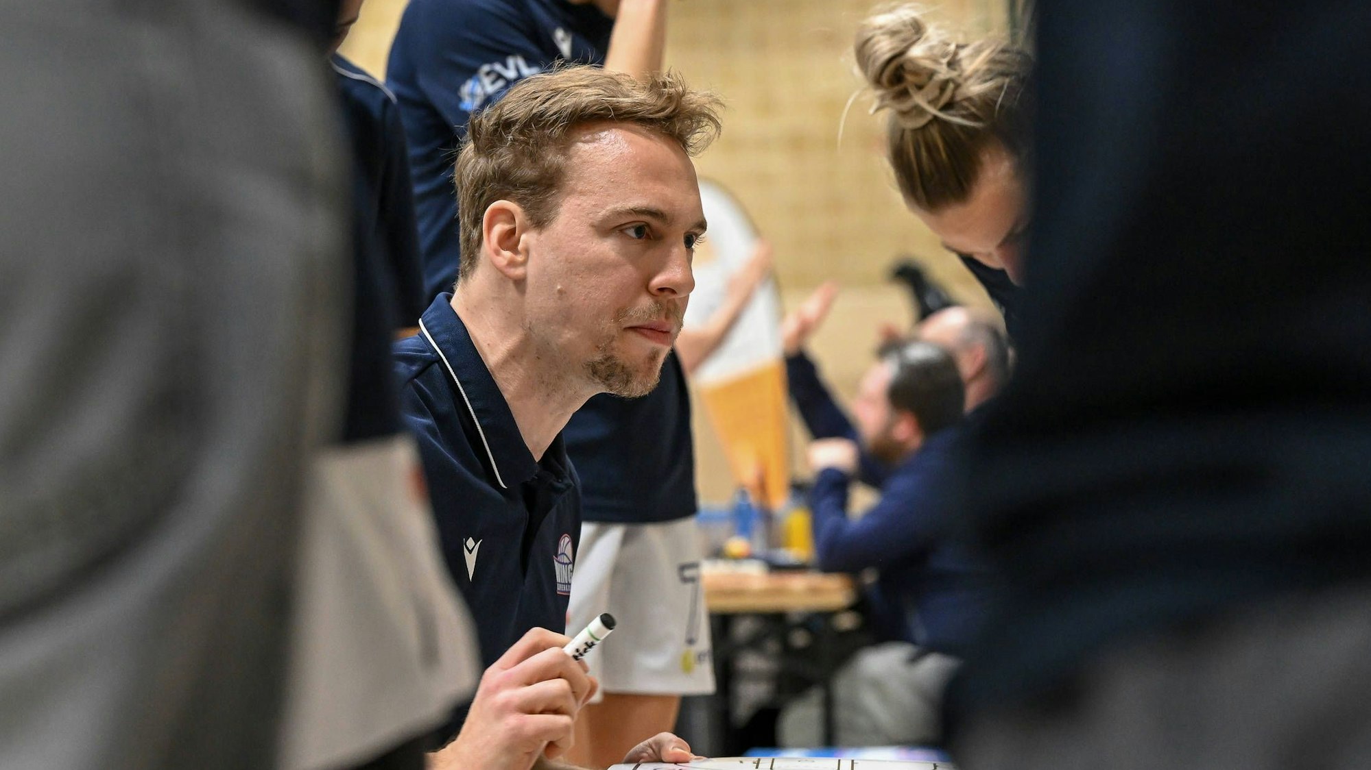 1. Damen Basketball Bundesliga: Orthomol WINGS Leverkusen vs. TK Hannover Luchse, 23.02.2025 Patrick Reusch Trainer Orthomol WINGS Leverkusen, 1. Damen Basketball Bundesliga: Orthomol WINGS Leverkusen vs. TK Hannover Luchse am 23.02.2025 in der Sporthalle Werner-Heisenberg-Gymnasium in Opladen Nordrhein-Westfalen *** 1 Womens Basketball Bundesliga Orthomol WINGS Leverkusen vs TK Hannover Luchse, 23 02 2025 Patrick Reusch Coach Orthomol WINGS Leverkusen , 1 Womens Basketball Bundesliga Orthomol WINGS Leverkusen vs TK Hannover Luchse on 23 02 2025 at the Sporthalle Werner Heisenberg Gymnasium in Opladen Nordrhein Westfalen Copyright: xBEAUTIFULxSPORTS/Mueller-Laschetx