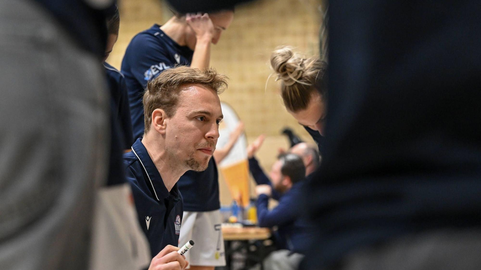 1. Damen Basketball Bundesliga: Orthomol WINGS Leverkusen vs. TK Hannover Luchse, 23.02.2025 Patrick Reusch Trainer Orthomol WINGS Leverkusen, 1. Damen Basketball Bundesliga: Orthomol WINGS Leverkusen vs. TK Hannover Luchse am 23.02.2025 in der Sporthalle Werner-Heisenberg-Gymnasium in Opladen Nordrhein-Westfalen *** 1 Womens Basketball Bundesliga Orthomol WINGS Leverkusen vs TK Hannover Luchse, 23 02 2025 Patrick Reusch Coach Orthomol WINGS Leverkusen , 1 Womens Basketball Bundesliga Orthomol WINGS Leverkusen vs TK Hannover Luchse on 23 02 2025 at the Sporthalle Werner Heisenberg Gymnasium in Opladen Nordrhein Westfalen Copyright: xBEAUTIFULxSPORTS/Mueller-Laschetx