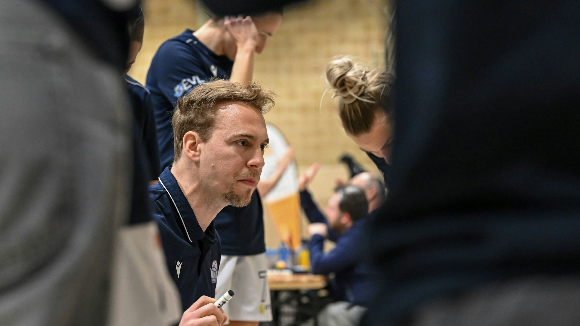 1. Damen Basketball Bundesliga: Orthomol WINGS Leverkusen vs. TK Hannover Luchse, 23.02.2025 Patrick Reusch Trainer Orthomol WINGS Leverkusen, 1. Damen Basketball Bundesliga: Orthomol WINGS Leverkusen vs. TK Hannover Luchse am 23.02.2025 in der Sporthalle Werner-Heisenberg-Gymnasium in Opladen Nordrhein-Westfalen *** 1 Womens Basketball Bundesliga Orthomol WINGS Leverkusen vs TK Hannover Luchse, 23 02 2025 Patrick Reusch Coach Orthomol WINGS Leverkusen , 1 Womens Basketball Bundesliga Orthomol WINGS Leverkusen vs TK Hannover Luchse on 23 02 2025 at the Sporthalle Werner Heisenberg Gymnasium in Opladen Nordrhein Westfalen Copyright: xBEAUTIFULxSPORTS/Mueller-Laschetx