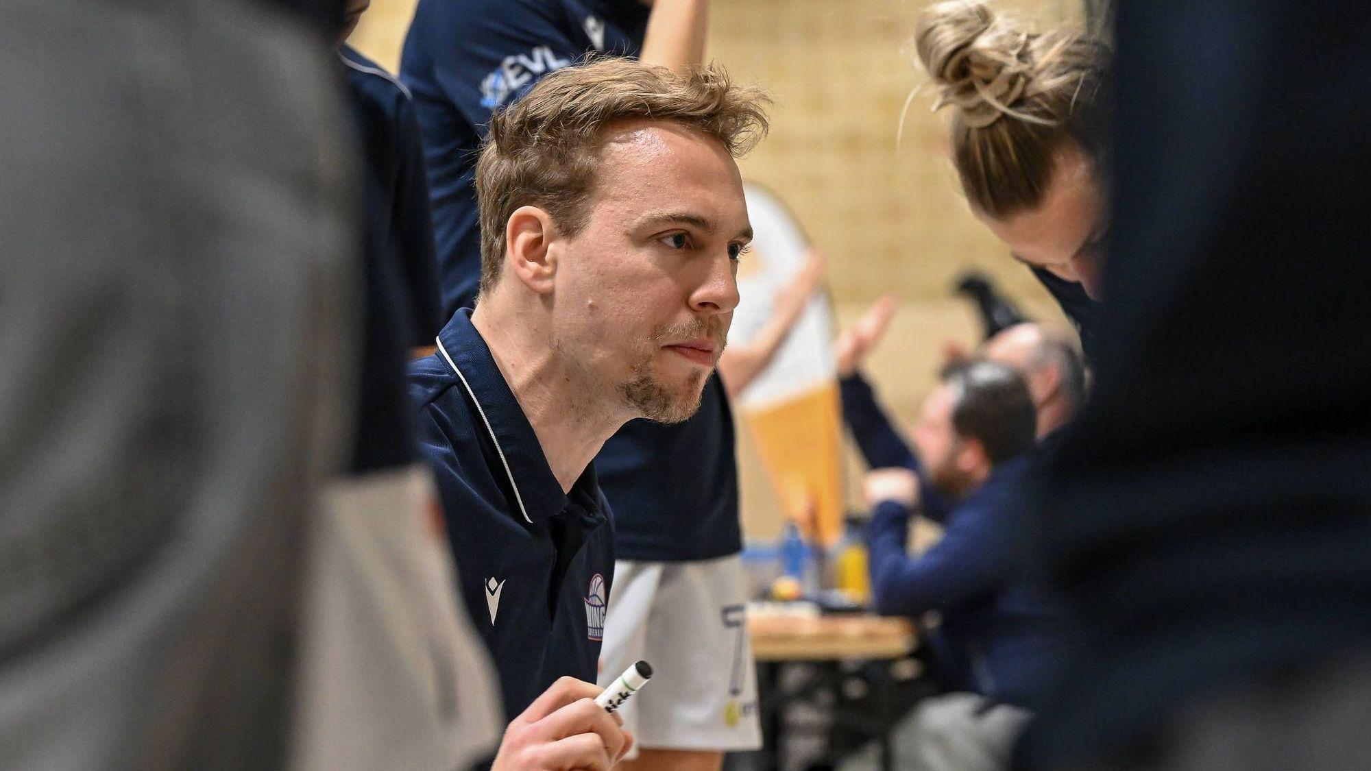 1. Damen Basketball Bundesliga: Orthomol WINGS Leverkusen vs. TK Hannover Luchse, 23.02.2025 Patrick Reusch Trainer Orthomol WINGS Leverkusen, 1. Damen Basketball Bundesliga: Orthomol WINGS Leverkusen vs. TK Hannover Luchse am 23.02.2025 in der Sporthalle Werner-Heisenberg-Gymnasium in Opladen Nordrhein-Westfalen *** 1 Womens Basketball Bundesliga Orthomol WINGS Leverkusen vs TK Hannover Luchse, 23 02 2025 Patrick Reusch Coach Orthomol WINGS Leverkusen , 1 Womens Basketball Bundesliga Orthomol WINGS Leverkusen vs TK Hannover Luchse on 23 02 2025 at the Sporthalle Werner Heisenberg Gymnasium in Opladen Nordrhein Westfalen Copyright: xBEAUTIFULxSPORTS/Mueller-Laschetx