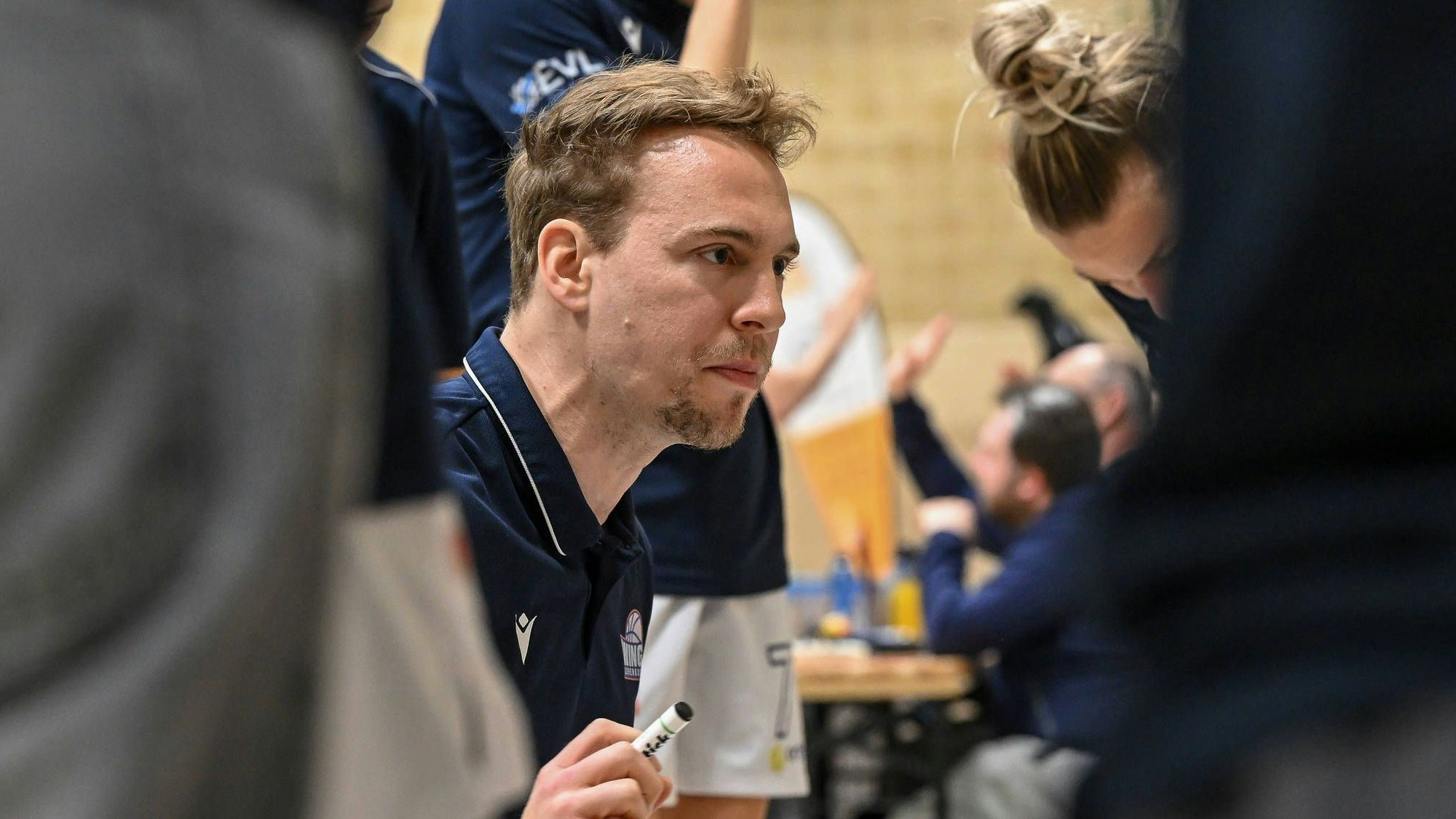 1. Damen Basketball Bundesliga: Orthomol WINGS Leverkusen vs. TK Hannover Luchse, 23.02.2025 Patrick Reusch Trainer Orthomol WINGS Leverkusen, 1. Damen Basketball Bundesliga: Orthomol WINGS Leverkusen vs. TK Hannover Luchse am 23.02.2025 in der Sporthalle Werner-Heisenberg-Gymnasium in Opladen Nordrhein-Westfalen *** 1 Womens Basketball Bundesliga Orthomol WINGS Leverkusen vs TK Hannover Luchse, 23 02 2025 Patrick Reusch Coach Orthomol WINGS Leverkusen , 1 Womens Basketball Bundesliga Orthomol WINGS Leverkusen vs TK Hannover Luchse on 23 02 2025 at the Sporthalle Werner Heisenberg Gymnasium in Opladen Nordrhein Westfalen Copyright: xBEAUTIFULxSPORTS/Mueller-Laschetx