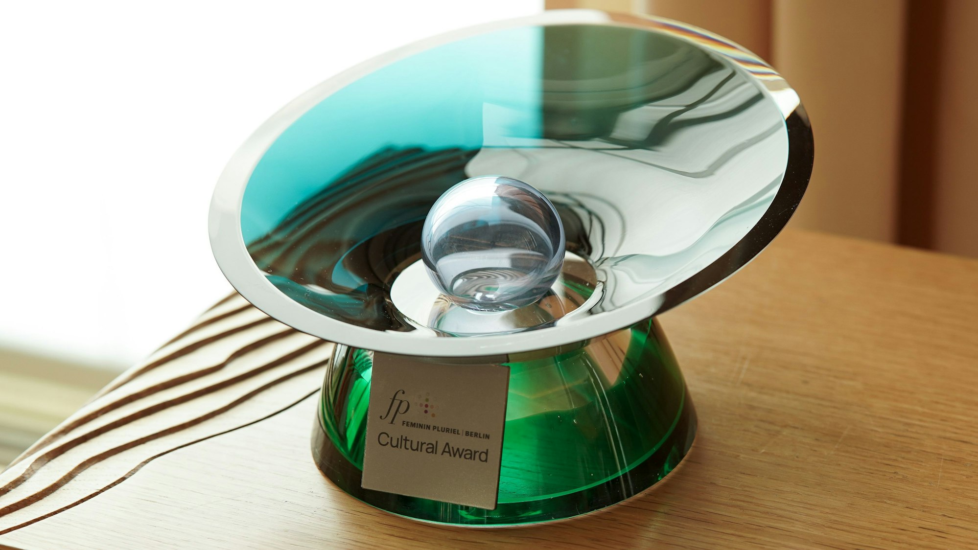 Barbara Schock-Werner wird mit dem Kultur-Award des Frauennetzwerks Féminin Pluriel geehrt. Die Preisskulptur ist ein Unikat der Licht- und Glasdesignerin Simone Lüling.