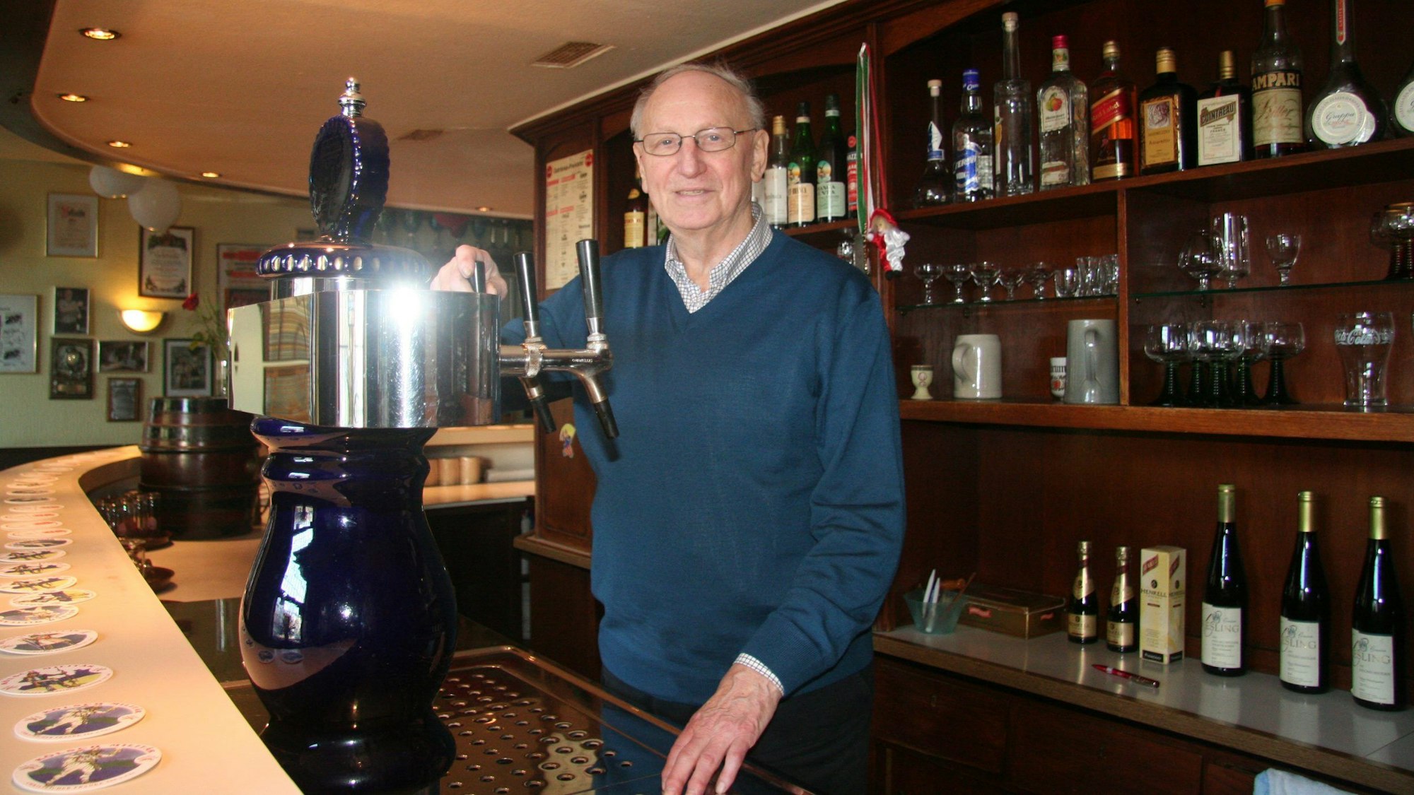 Das Foto zeigt den Gastwirt am Zapfhahn in seiner Gaststätte.