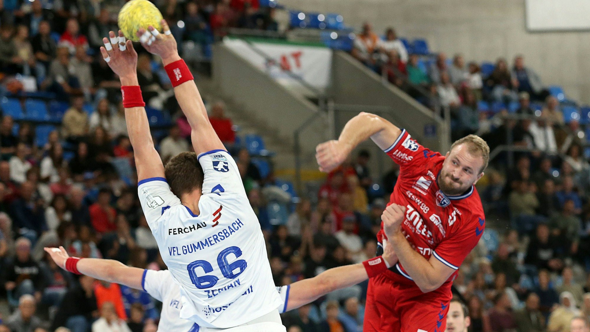 Julius Kühn wirft den Ball aufs Gummersbacher Tor. Stepan Zeman blockt den Wurf.