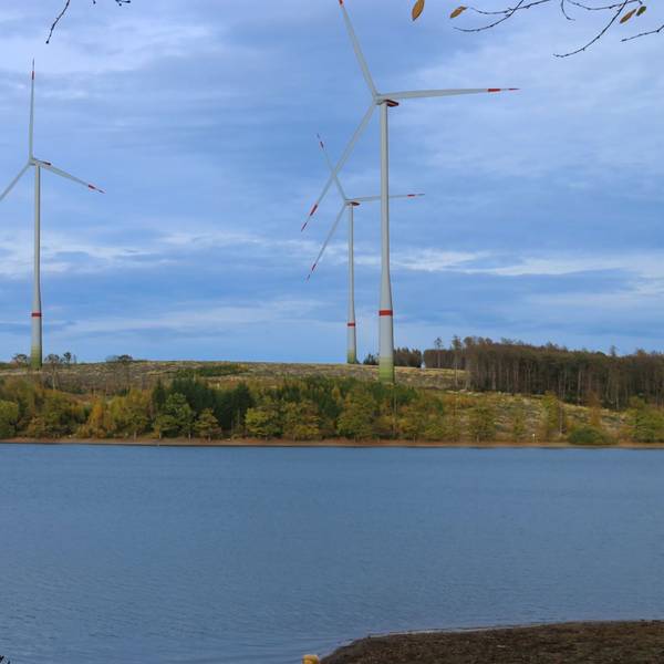 Die Grafik zeigt die Windräder an der Bruchertalsperre.