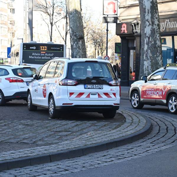 Auf dem Kreisverkehr am Chlodwigplatz sollen immer wieder Fahrzeuge der Kölner Verkehrsbetriebe (KVB) parken.