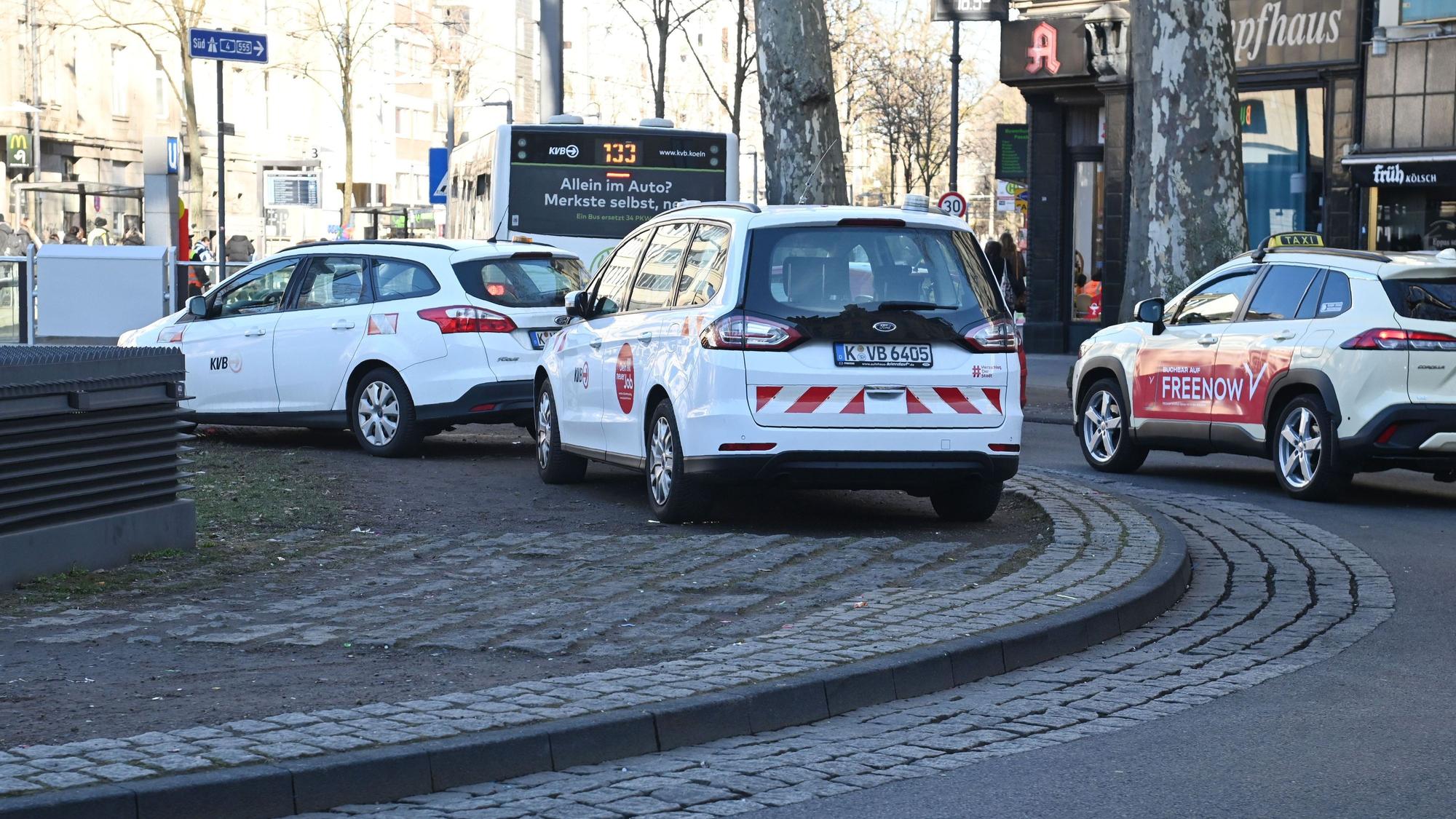 Auf dem Kreisverkehr am Chlodwigplatz sollen immer wieder Fahrzeuge der Kölner Verkehrsbetriebe (KVB) parken.