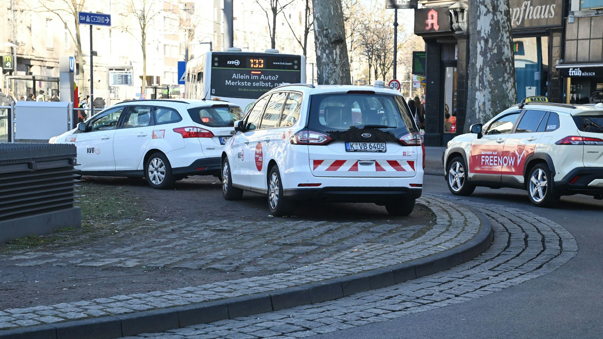 Auf dem Kreisverkehr am Chlodwigplatz sollen immer wieder Fahrzeuge der Kölner Verkehrsbetriebe (KVB) parken.
