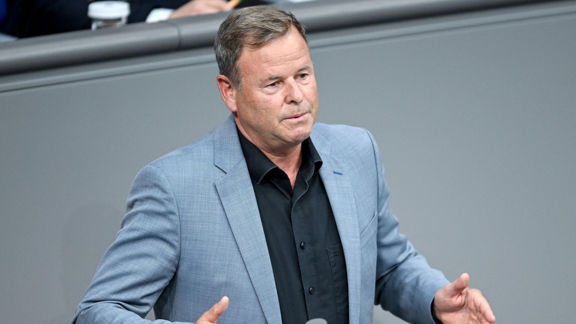 ARCHIV - 13.10.2022, Berlin: Christian Görke (Die Linke) spricht im Plenarsaal im Deutschen Bundestag zur Aktuellen Stunde.