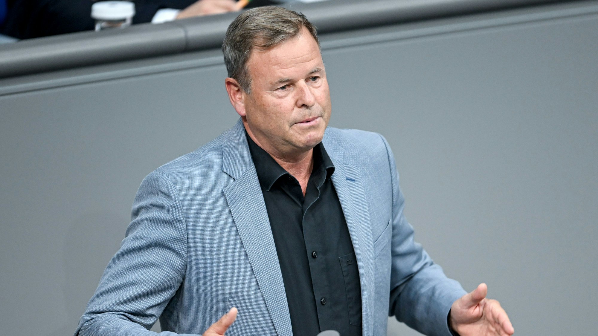 ARCHIV - 13.10.2022, Berlin: Christian Görke (Die Linke) spricht im Plenarsaal im Deutschen Bundestag zur Aktuellen Stunde.