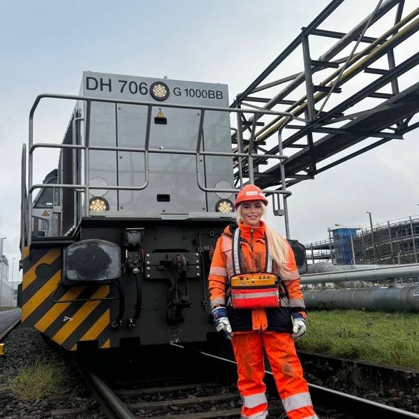 Gina Böhmer mit ihrer Lok, der 90 Tonnen schweren G1000 von Vossloh