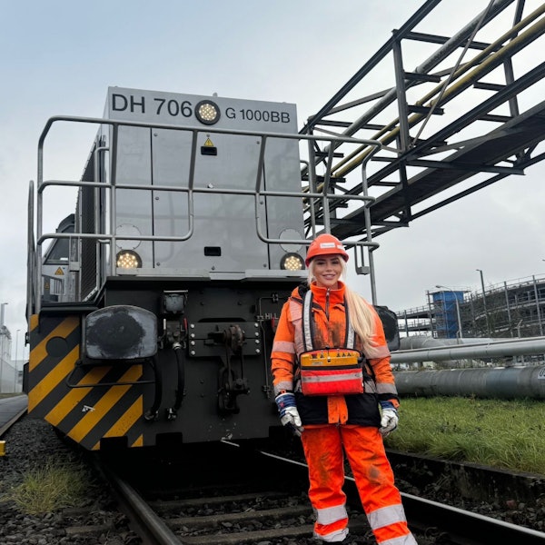 Gina Böhmer mit ihrer Lok, der 90 Tonnen schweren G1000 von Vossloh