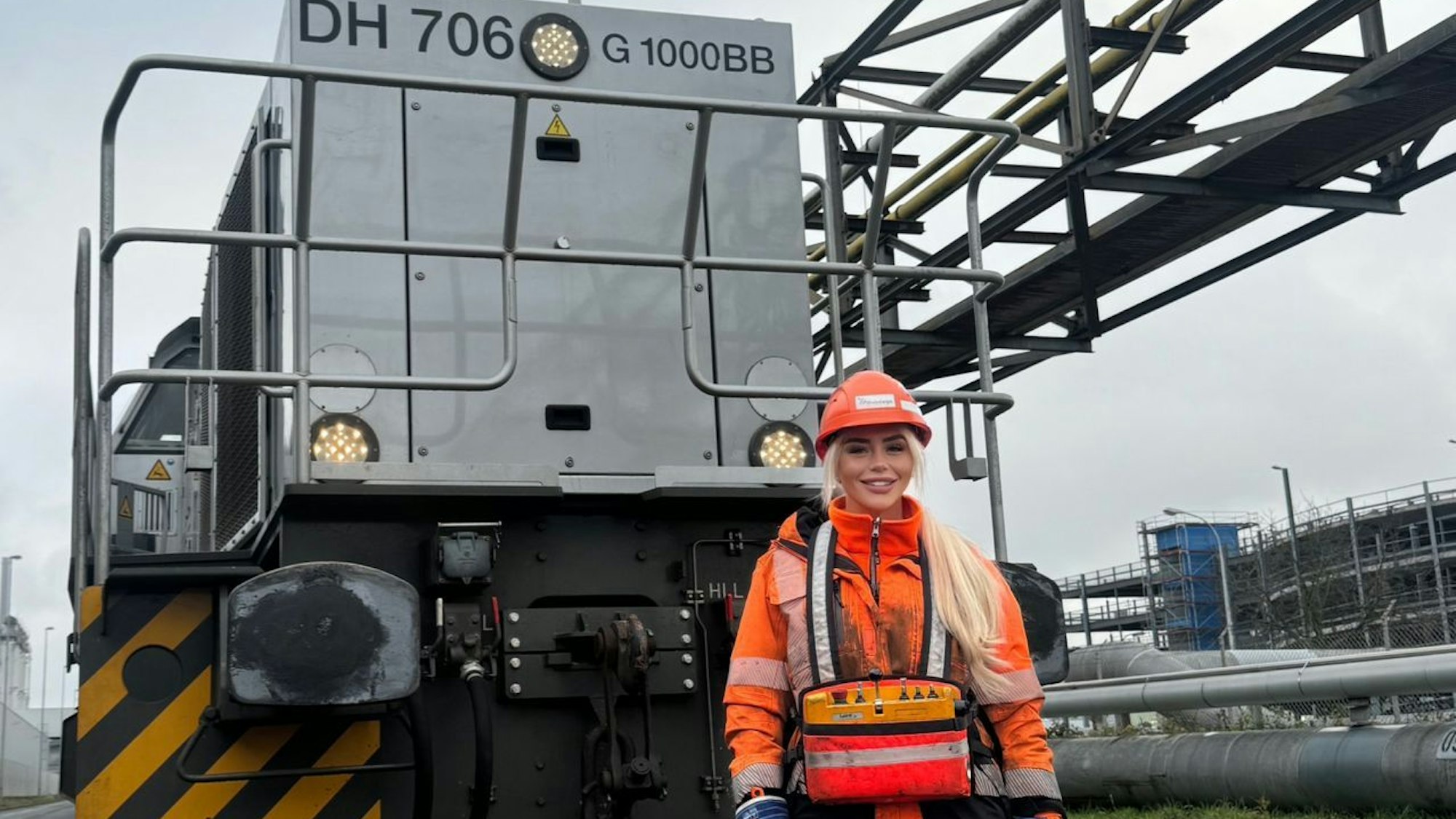 Gina Böhmer mit ihrer Lok, der 90 Tonnen schweren G1000 von Vossloh