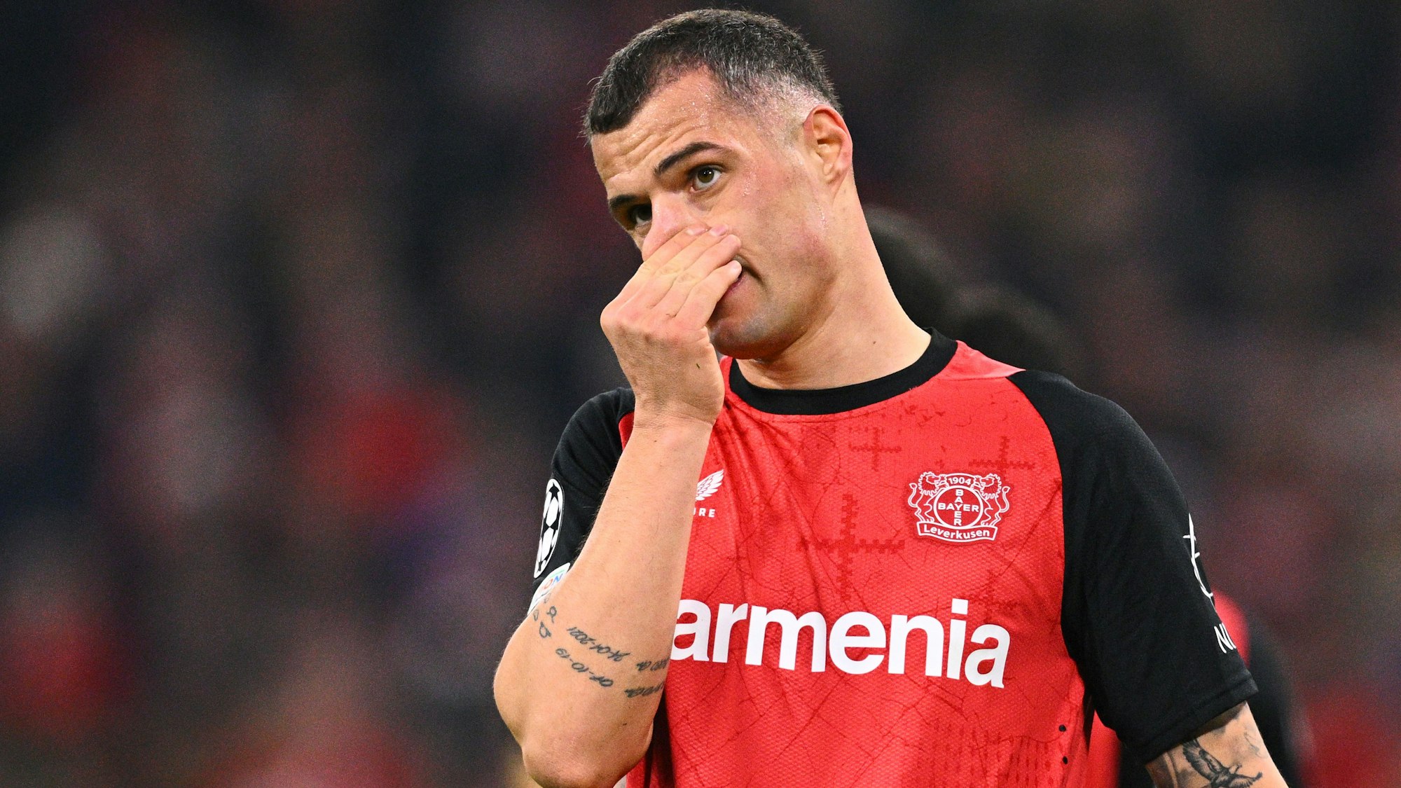 05.03.2025, Bayern, München: Fußball, Champions League, FC Bayern München - Bayer Leverkusen, Achtelfinale, Hinspiel, Allianz Arena, Leverkusens Granit Xhaka reagiert enttäuscht. Foto: Tom Weller/dpa +++ dpa-Bildfunk +++