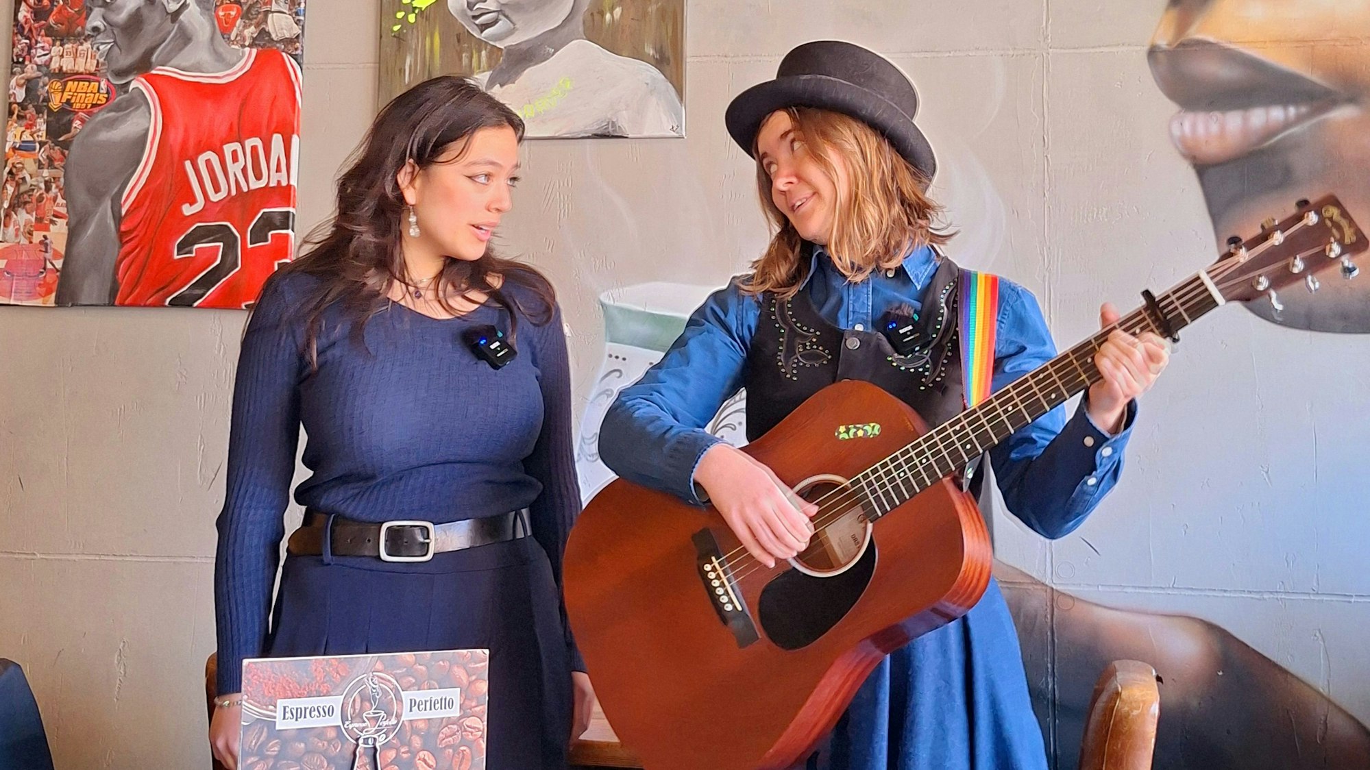 Emiliy Otto und Luna Keller werbenfür ihr gemeinsames Konzert, hier im Espresso Perfetto in Wiesdorf.