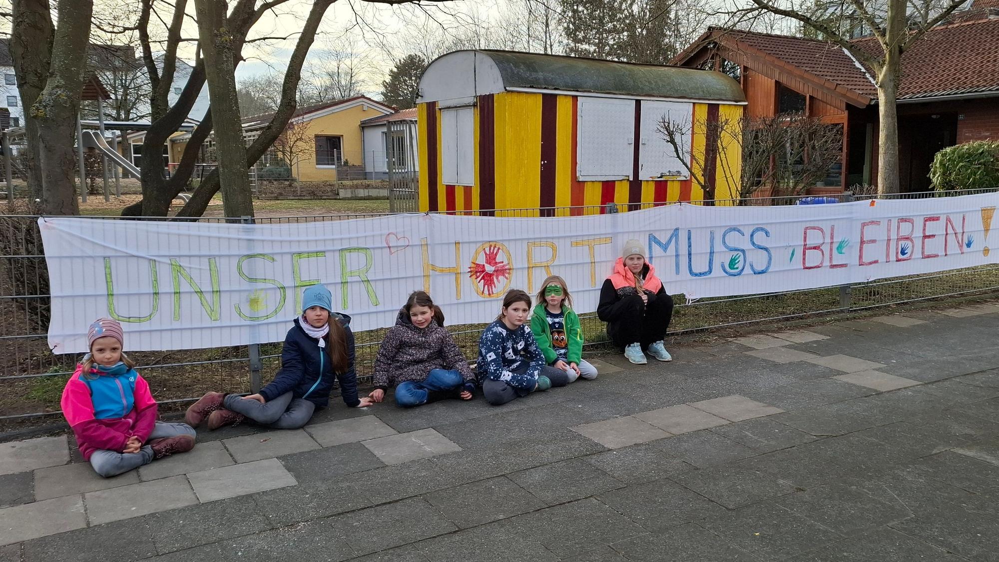 Auf dem Bild sind die Hortkinder mit einem Transparent zu sehen.
