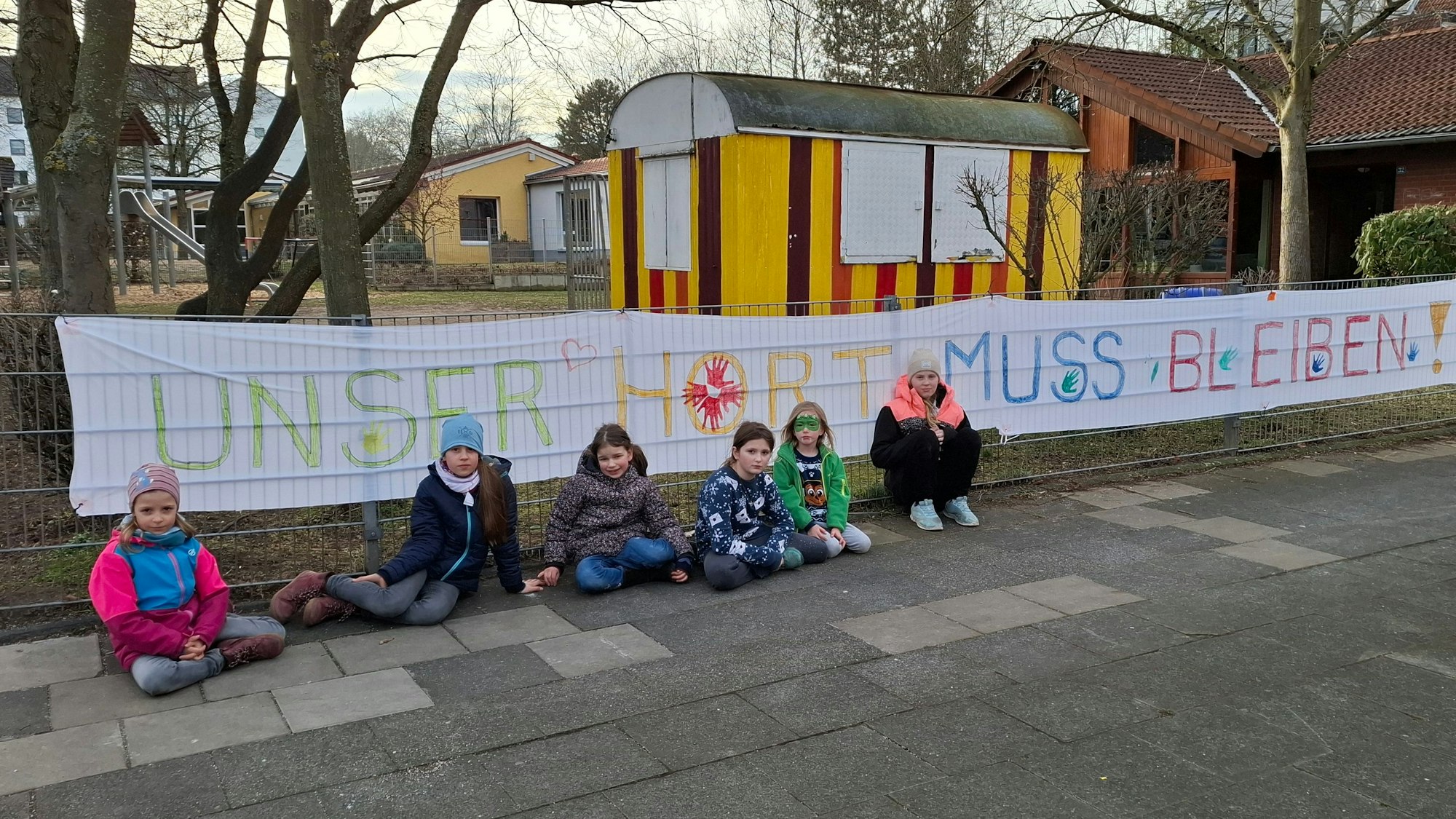 Auf dem Bild sind die Hortkinder mit einem Transparent zu sehen.