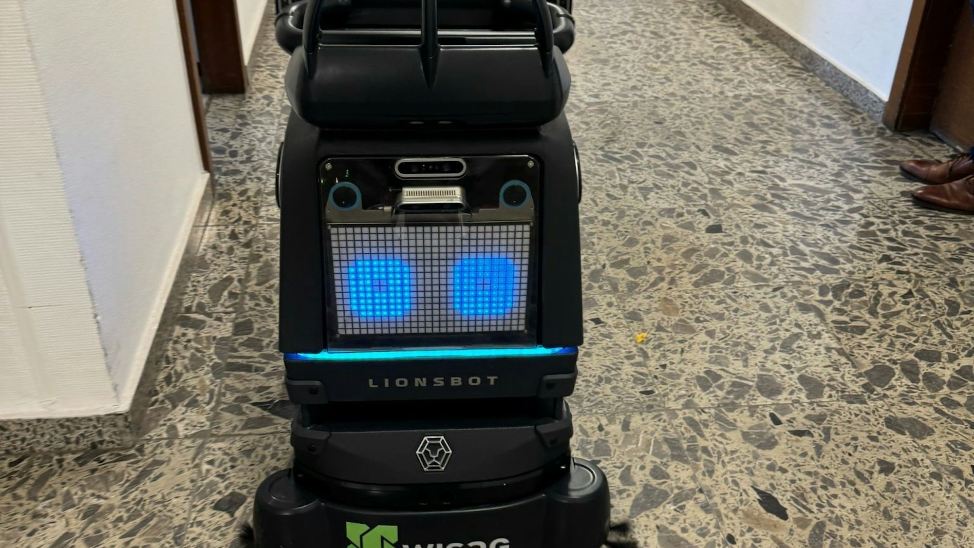 Reinigungsroboter „Ralf“ putzt jetzt im Finanzministerium in Düsseldorf.