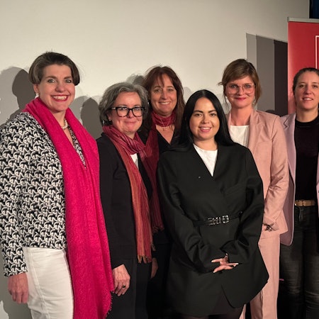 SPD-Frauen auf der Aschermittwochs-Bühne in Chorweiler: Susanne Fabry, Carolin Kirsch, Susanne Petersen, Maria Helmis-Arend, Sarah Philipp, Lena Teschlade, Claudia Walther (von links).