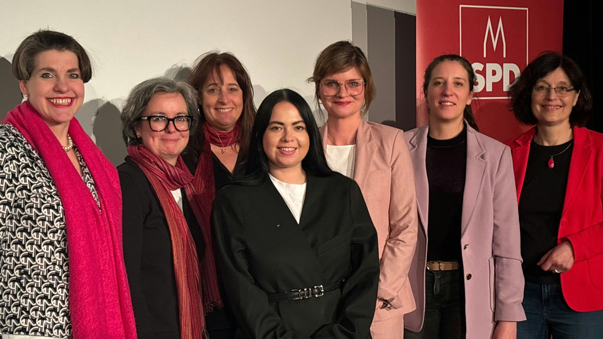 SPD-Frauen auf der Aschermittwochs-Bühne in Chorweiler: Susanne Fabry, Carolin Kirsch, Susanne Petersen, Maria Helmis-Arend, Sarah Philipp, Lena Teschlade, Claudia Walther (von links).