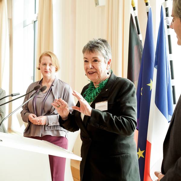 Die Kölner Dombaumeisterin a.D. Barbara Schock-Werner (rechts) spricht in der französischen Botschaft in Berlin anlässlich ihrer Ehrung mit dem Kultur-Award des Frauennetzwerks Féminin Pluriel. Neben ihr Bundesfrauenministerin Lisa Paus (Grüne, Mitte) und die Präsidentin von Féminin Pluriel, Fatima Sanfourche