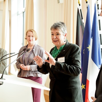 Die Kölner Dombaumeisterin a.D. Barbara Schock-Werner (rechts) spricht in der französischen Botschaft in Berlin anlässlich ihrer Ehrung mit dem Kultur-Award des Frauennetzwerks Féminin Pluriel. Neben ihr Bundesfrauenministerin Lisa Paus (Grüne, Mitte) und die Präsidentin von Féminin Pluriel, Fatima Sanfourche