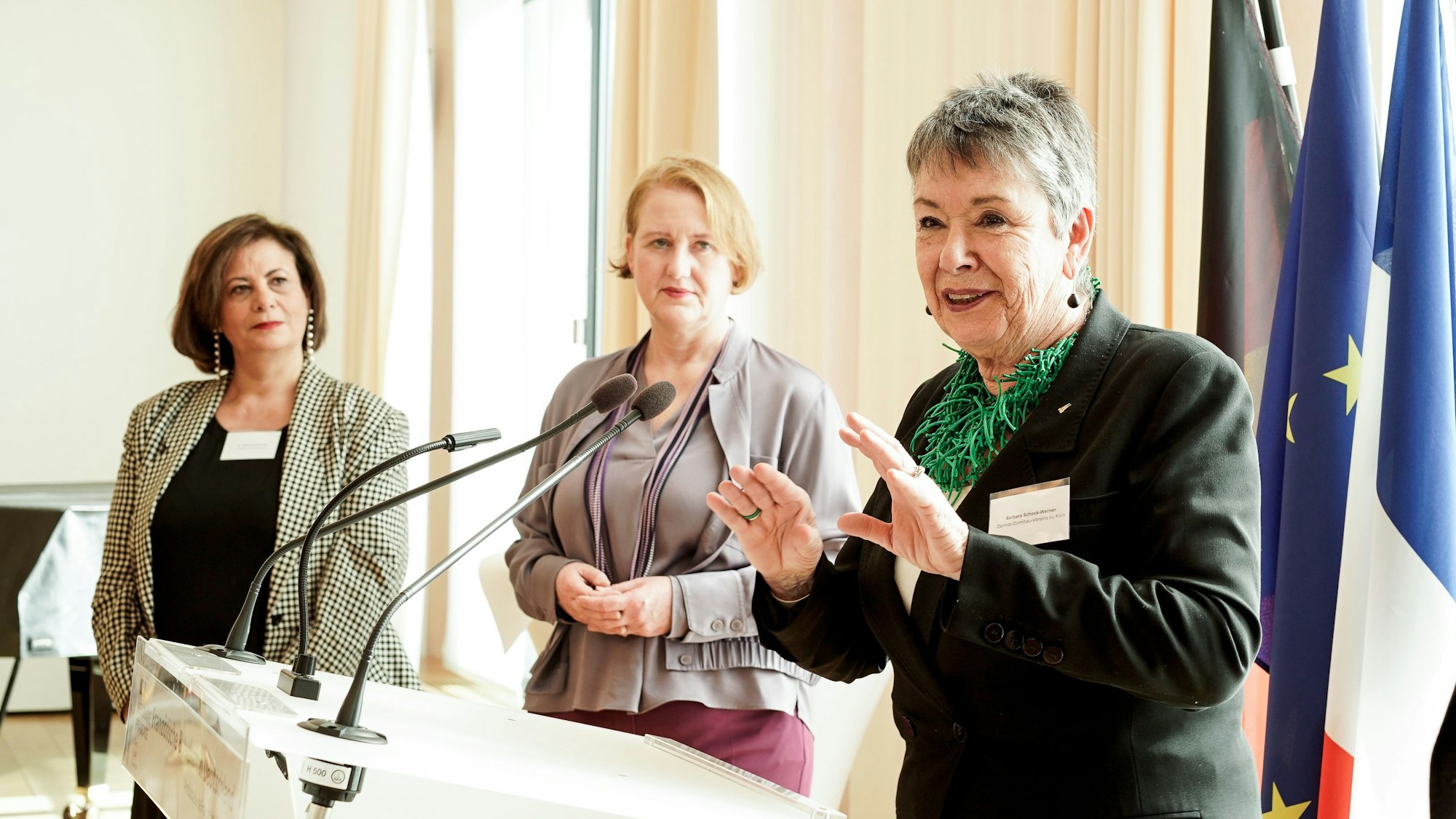 Die Kölner Dombaumeisterin a.D. Barbara Schock-Werner (rechts) spricht in der französischen Botschaft in Berlin anlässlich ihrer Ehrung mit dem Kultur-Award des Frauennetzwerks Féminin Pluriel. Neben ihr Bundesfrauenministerin Lisa Paus (Grüne, Mitte) und die Präsidentin von Féminin Pluriel, Fatima Sanfourche