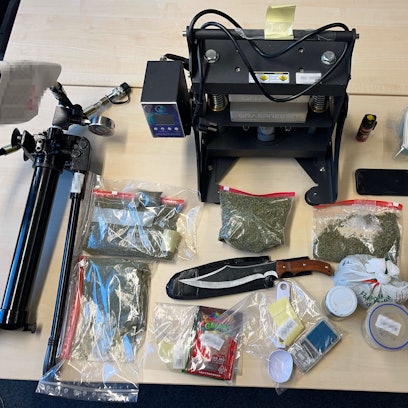 Bei der Kontrolle fanden die Polizisten Waffen und Drogen.