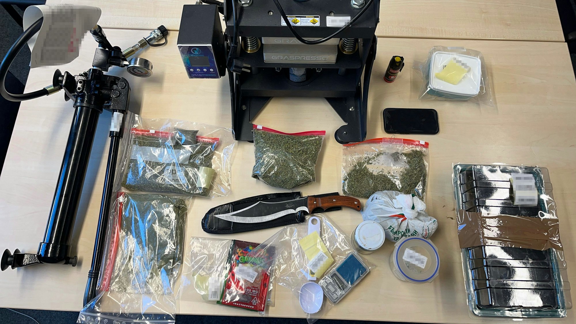 Bei der Kontrolle fanden die Polizisten Waffen und Drogen.