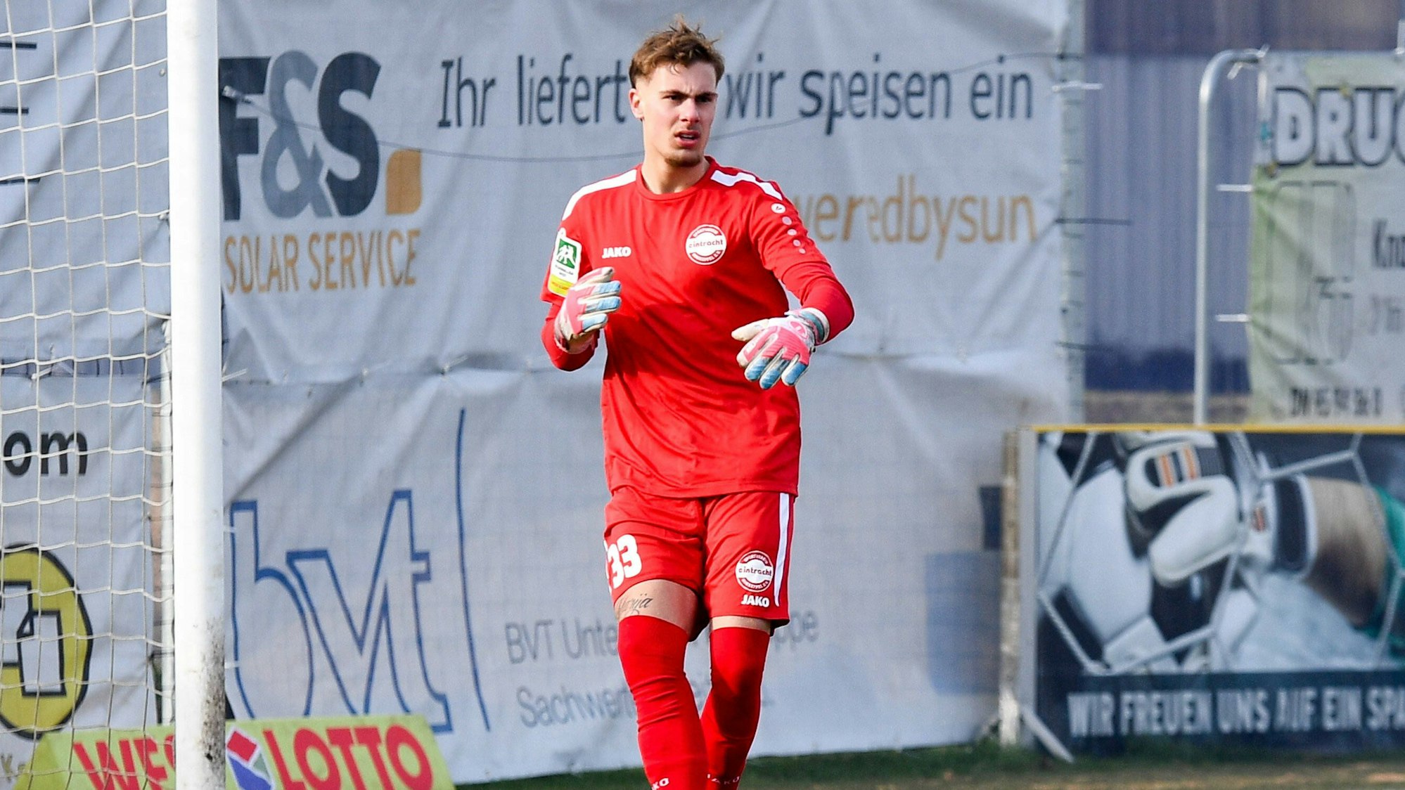 Lukas van Ingen beim Abschlag vom Tor.