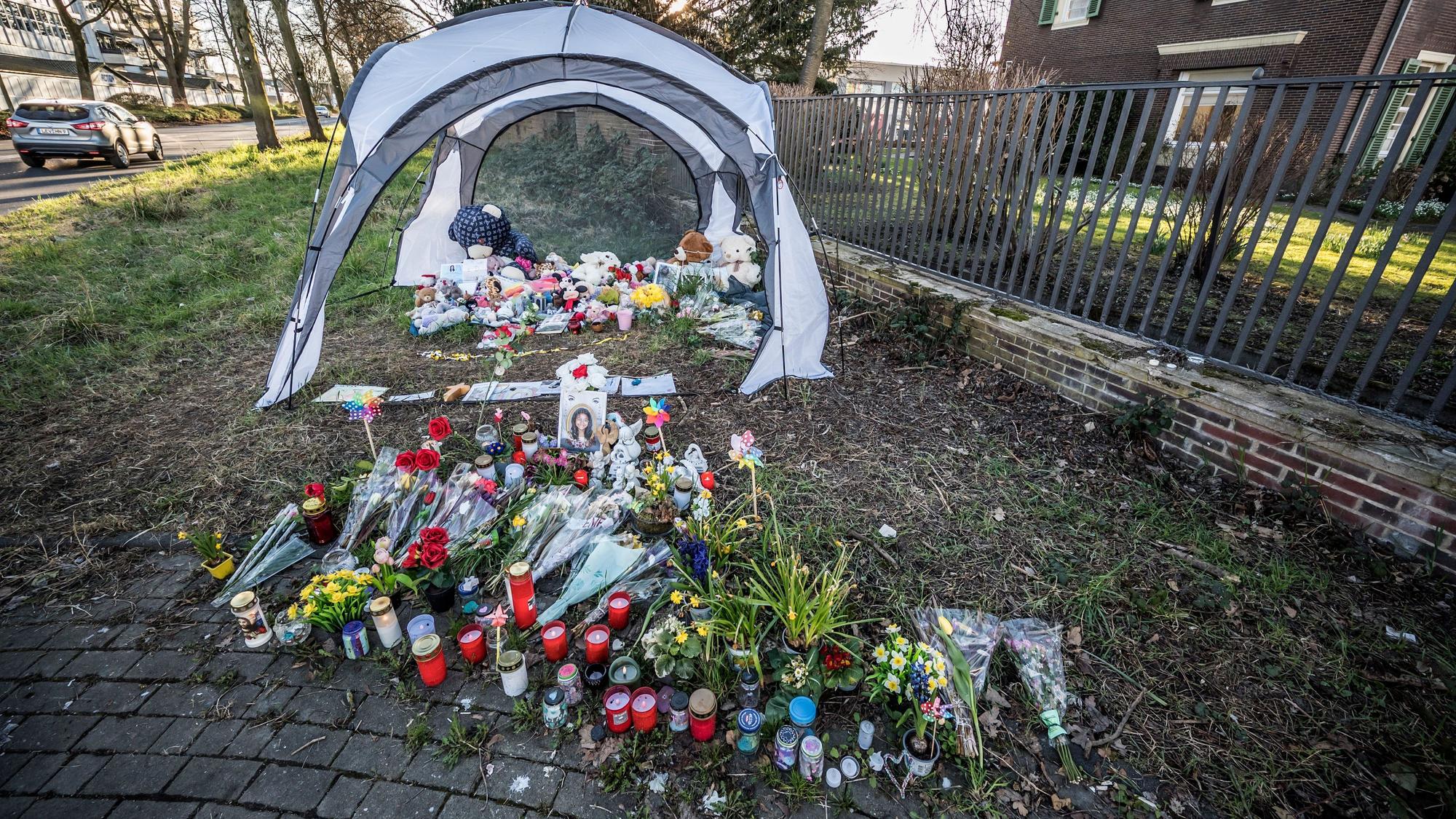 Die provisorische Gedenkstätte an den tödlichen Umfall vom Januar am Kreisverkehr Berliner Platz in Opladen