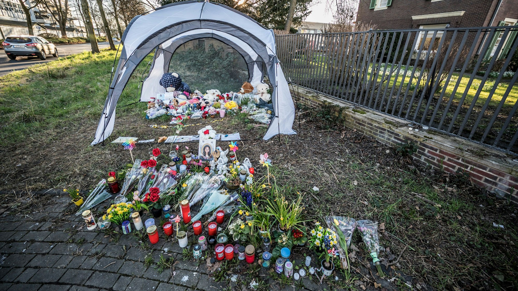Die provisorische Gedenkstätte an den tödlichen Umfall vom Januar am Kreisverkehr Berliner Platz in Opladen