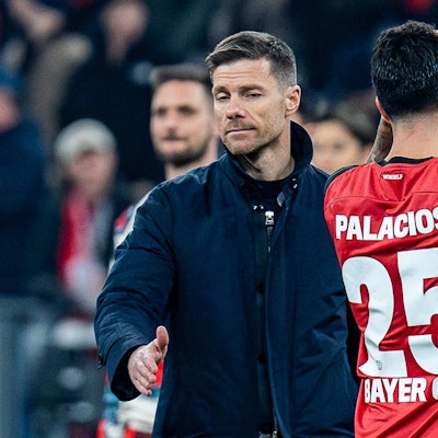 Xabi Alonso (l.) und Exequiel Palacios