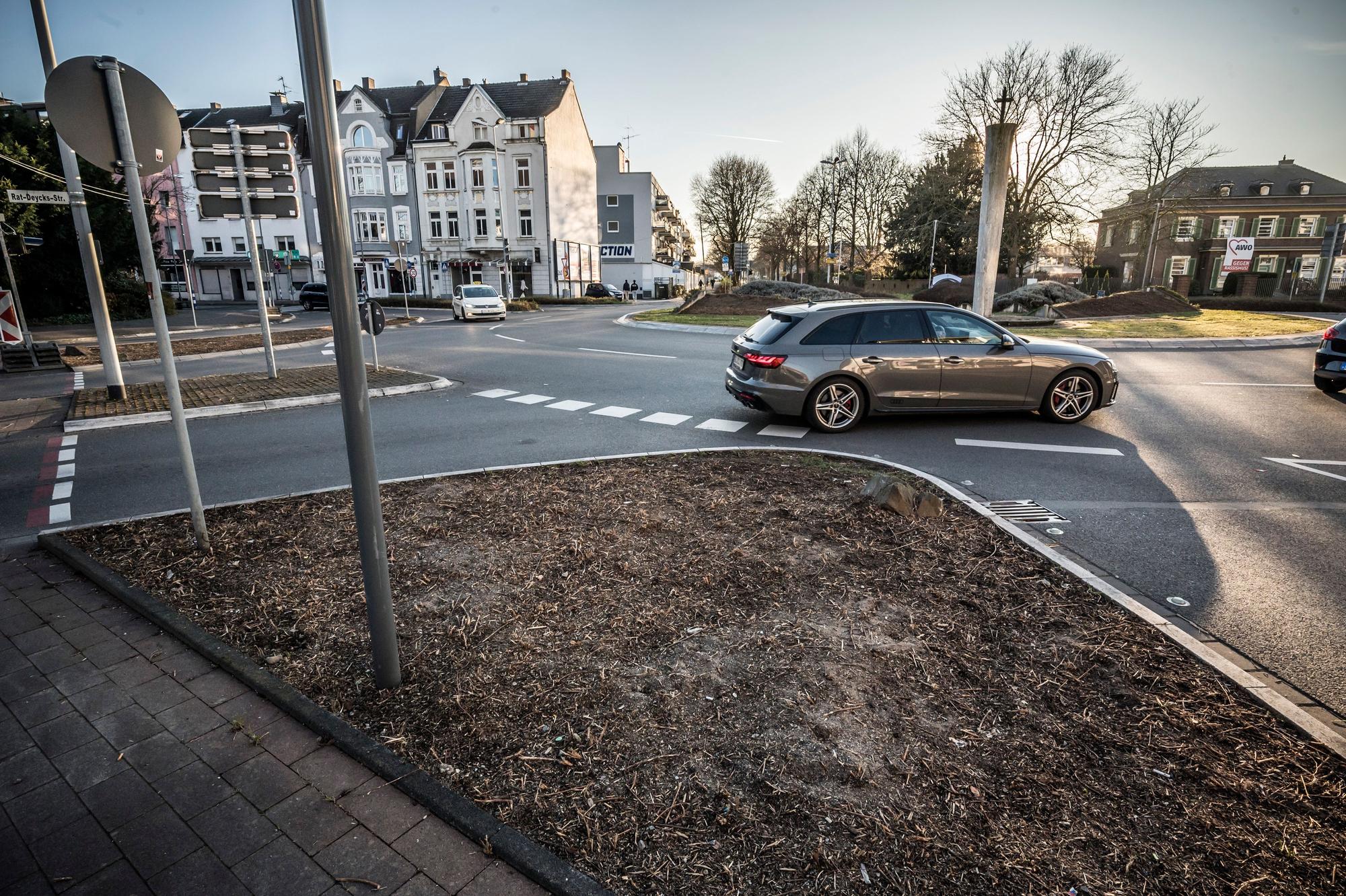 Sträucher am Kreisverkehr Berliner Platz in Opladen sind weg.