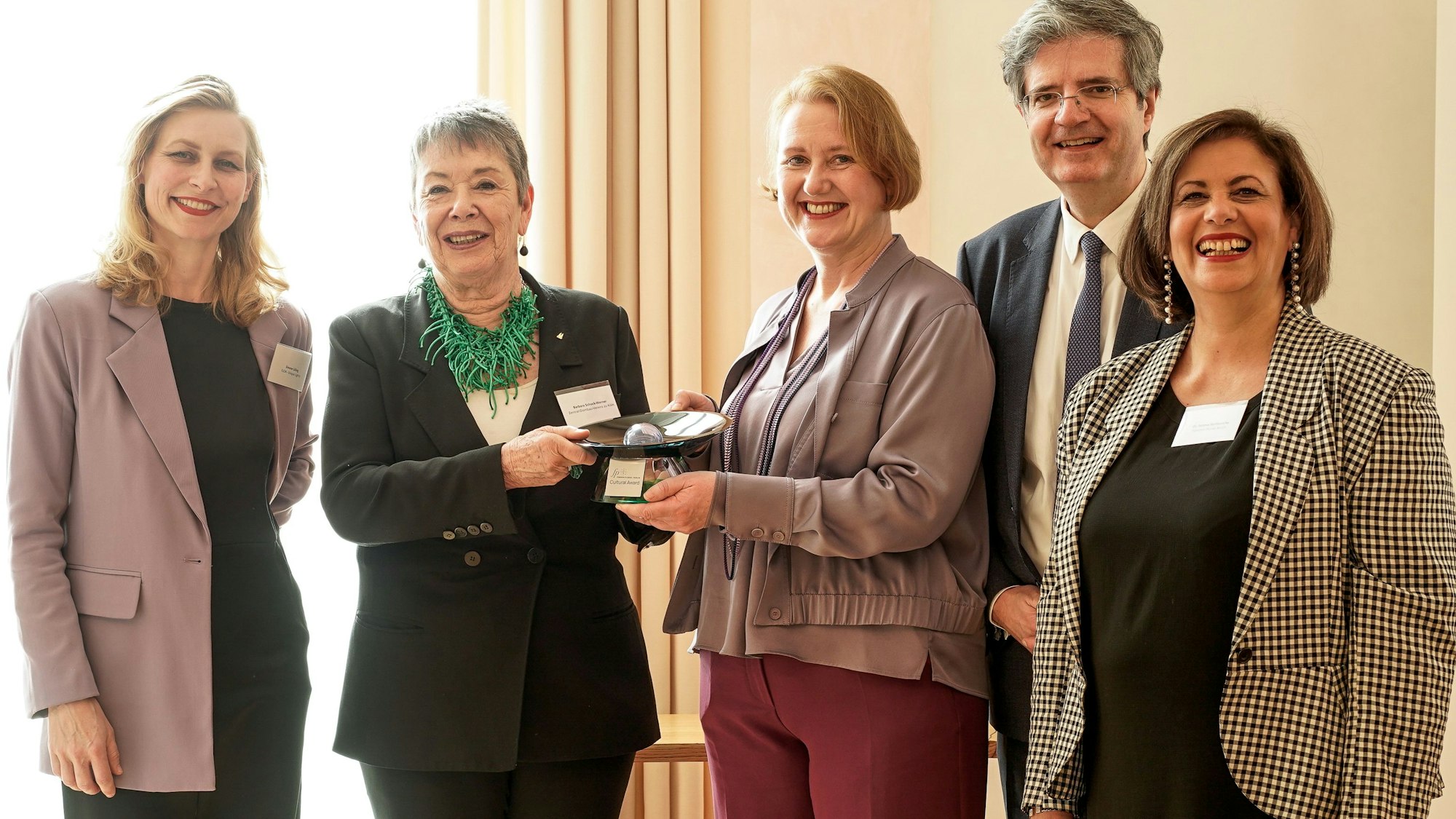 Barbara Schock-Werner (2.v.links) wird mit dem Kultur-Award des Frauennetzwerks Féminin Pluriel geehrt. Frauenministerin Lisa Paus (Grüne, Mitte) übergibt die von Simone Lüling (links) gestaltete Preis-Skulptur. Rechts im Bild der französische Botschafter Francois Delattre und Féminin-Pluriel-Präsidentin Fatima Sanfourche.