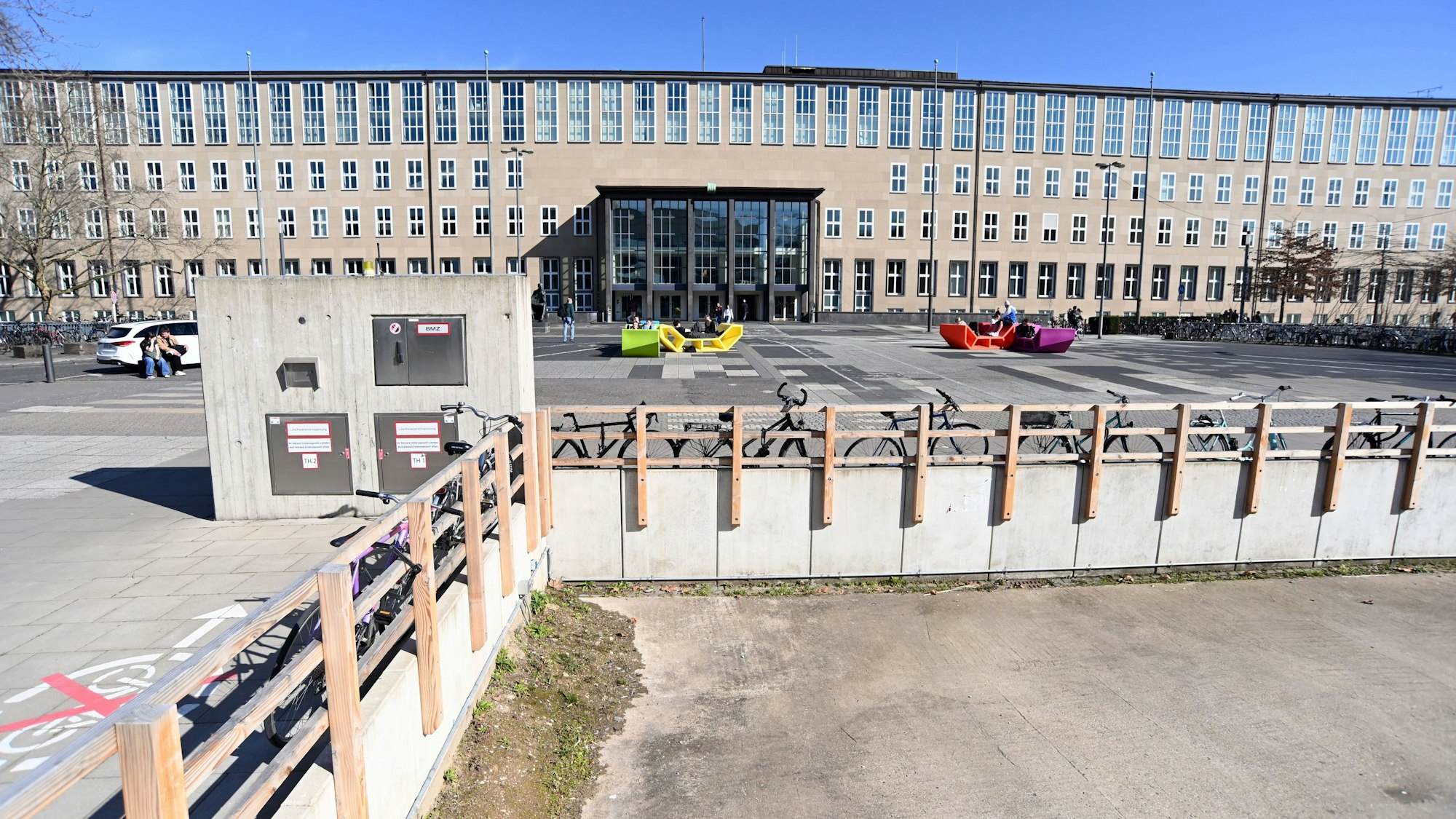 Die Sanierungsarbeiten auf dem Albertus-Magnus-Platz auf dem Universitätsgelände der Uni Köln sind gestartet. Absperrungen sind bereits sichtbar.