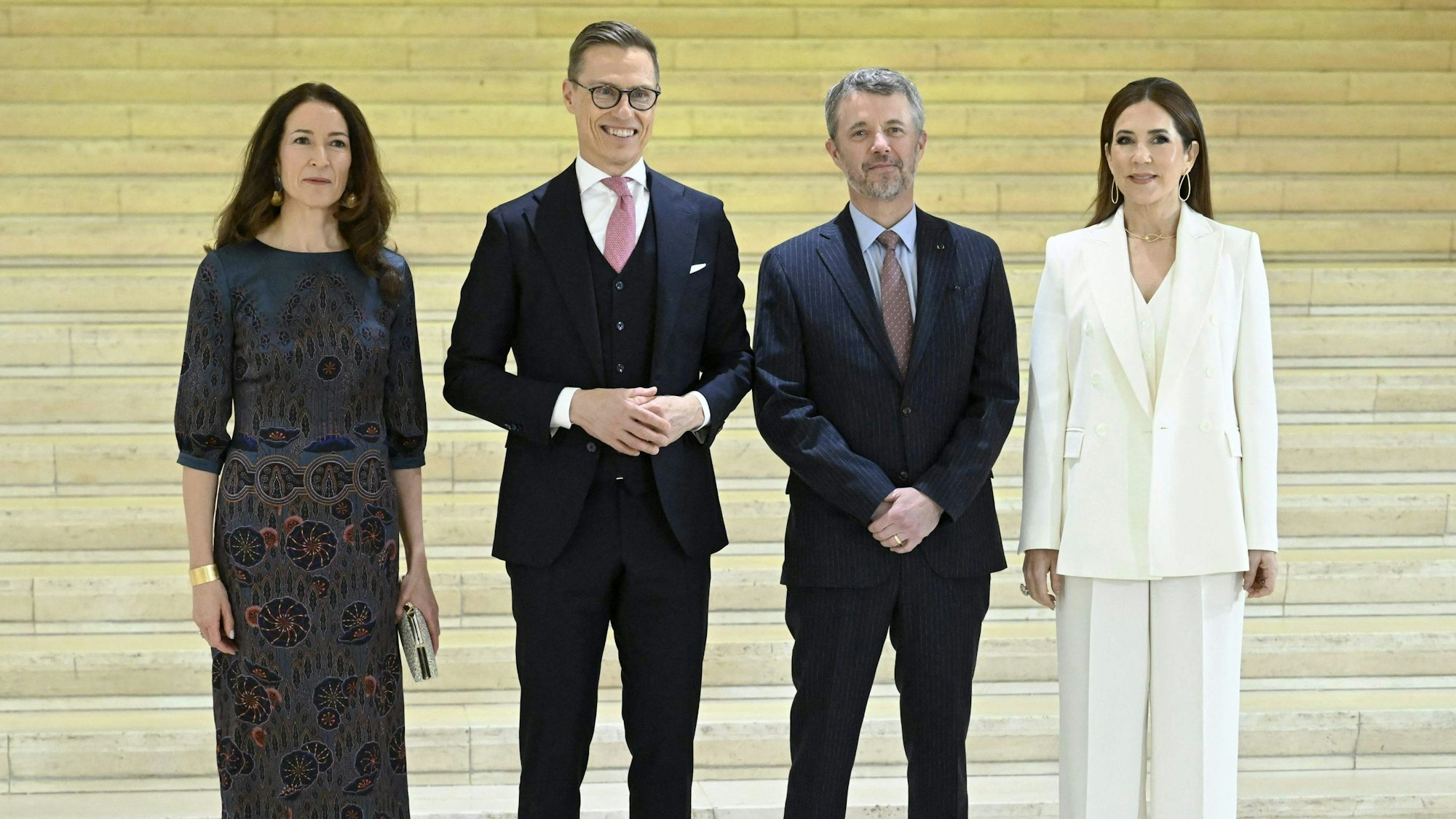 König Frederik X. von Dänemark (2.v.r.) und seine Frau Königin Mary (r.) posieren für ein Foto mit dem finnischen Präsidenten Alexander Stubb (2.v.l.) und seiner Frau Suzanne Innes-Stubb (l.) während eines Empfangs in der Finlandia-Halle in Helsinki.